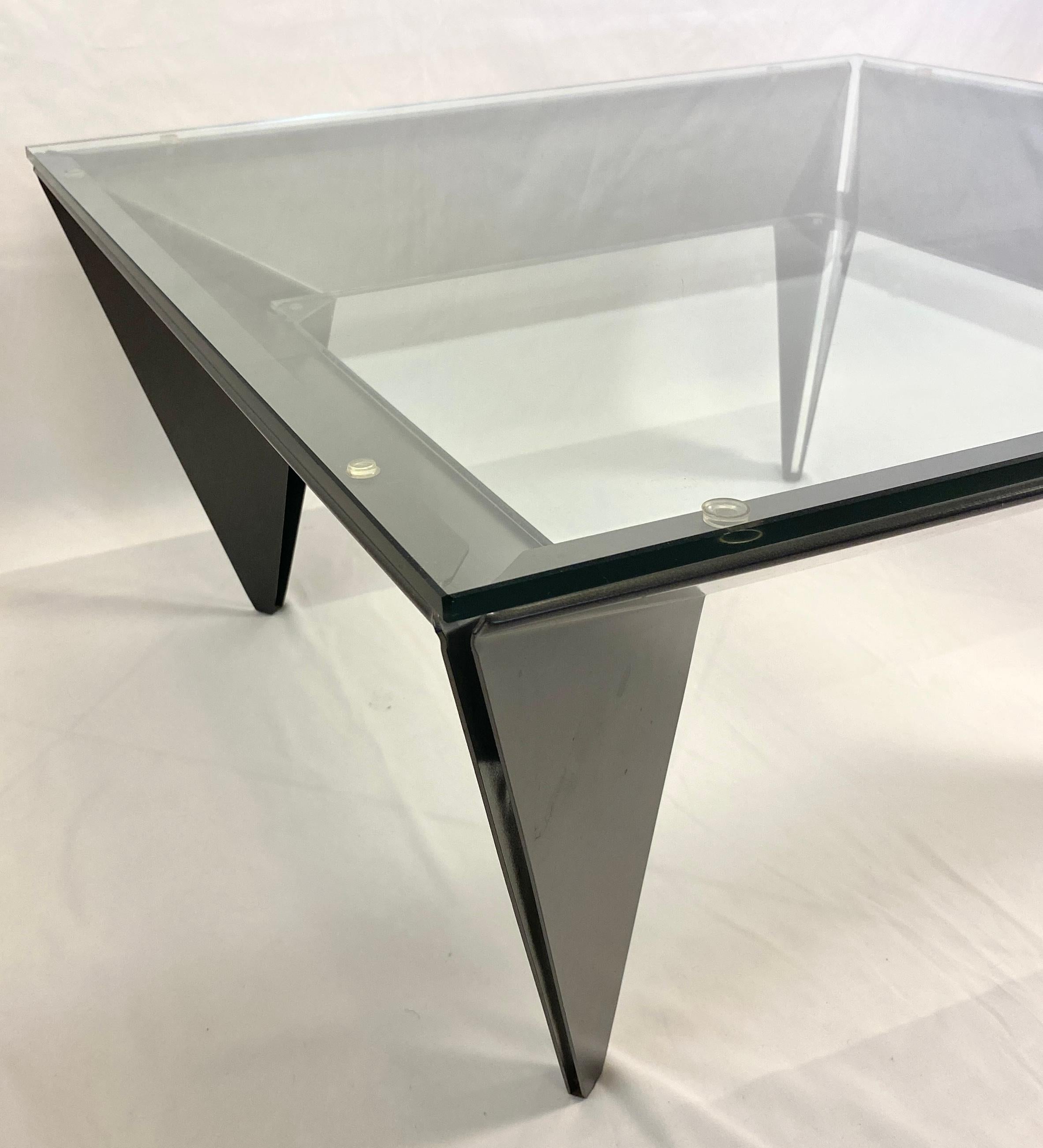 Table basse vintage en acier et verre avec un plateau délicieusement lourd et une étagère inférieure en verre.

Cette table à cocktail post-moderne en acier et en verre est réalisée à la manière des créations d'Elaine Cohen pour le DIA (Design