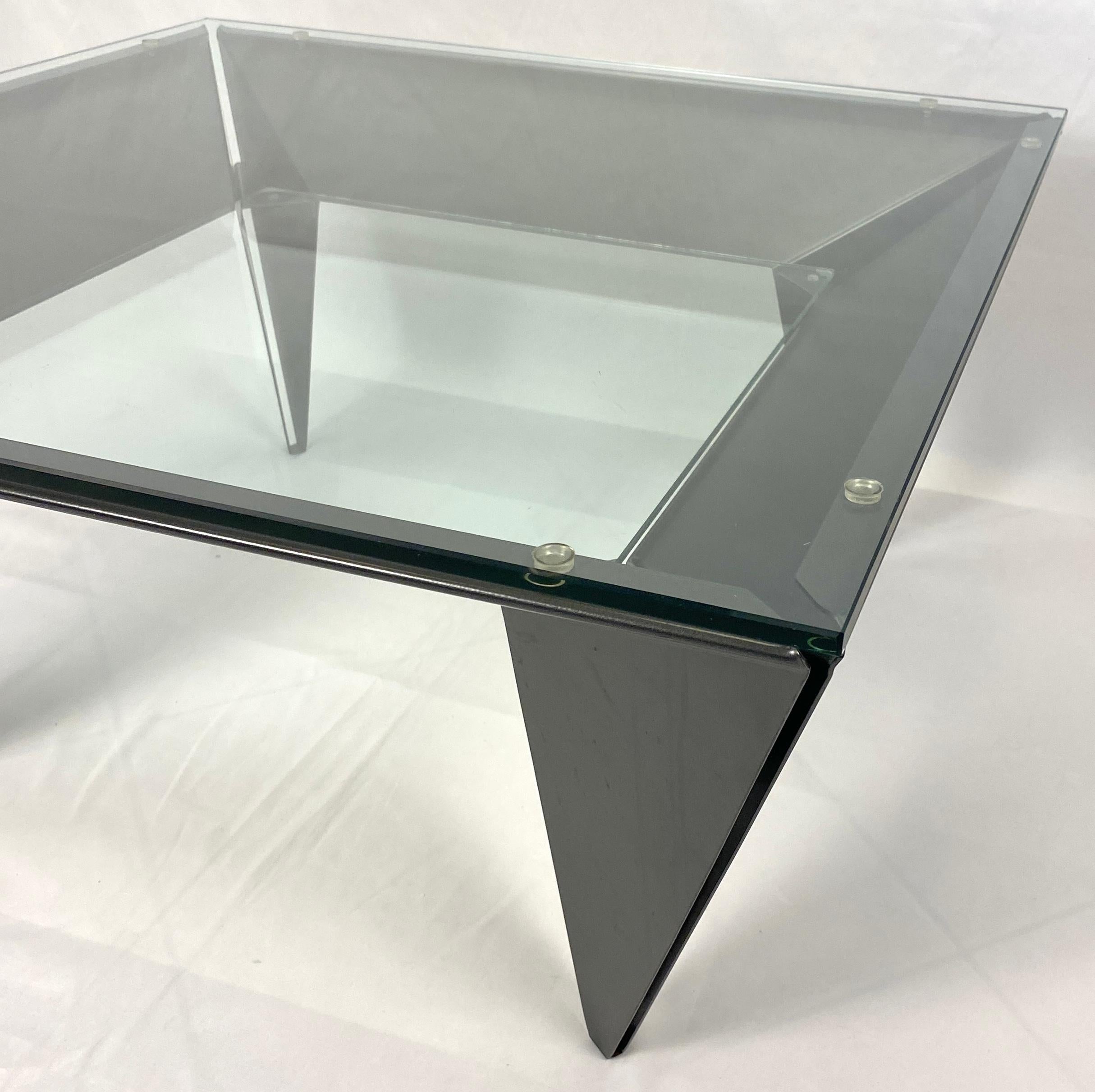 Postmoderne Table basse vintage en acier et verre conçue par Elaine Cohen pour DIA en vente