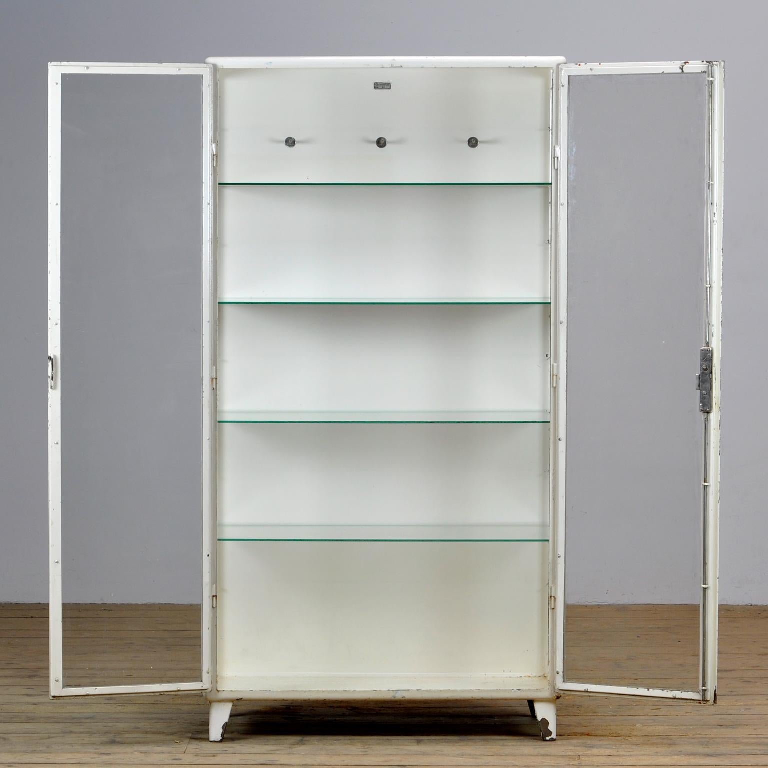 Vintage Steel And Glass Medical Cabinet, 1960s In Good Condition For Sale In Amsterdam, Noord Holland