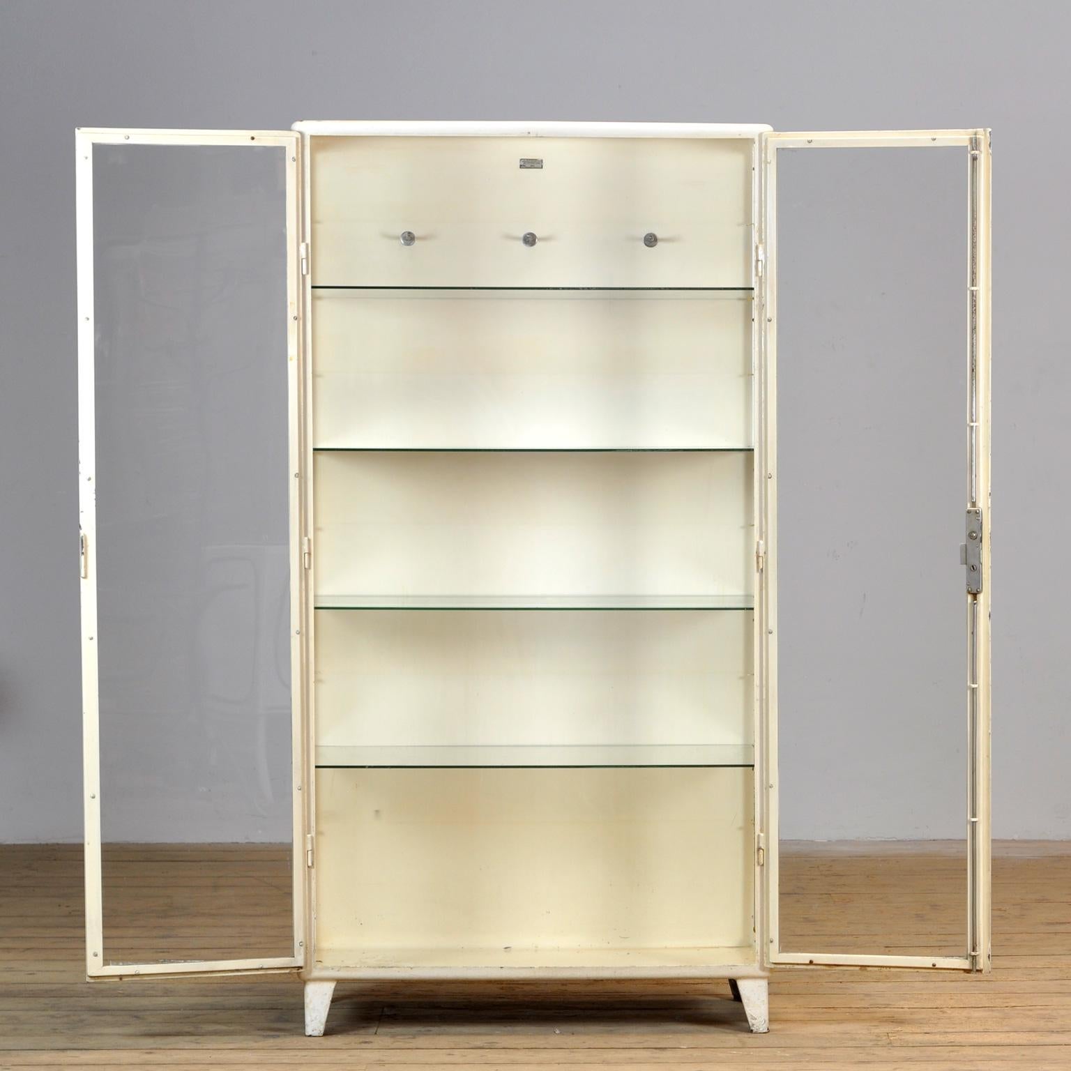 Vintage Steel And Glass Medical Cabinet, 1960’s In Good Condition In Amsterdam, Noord Holland