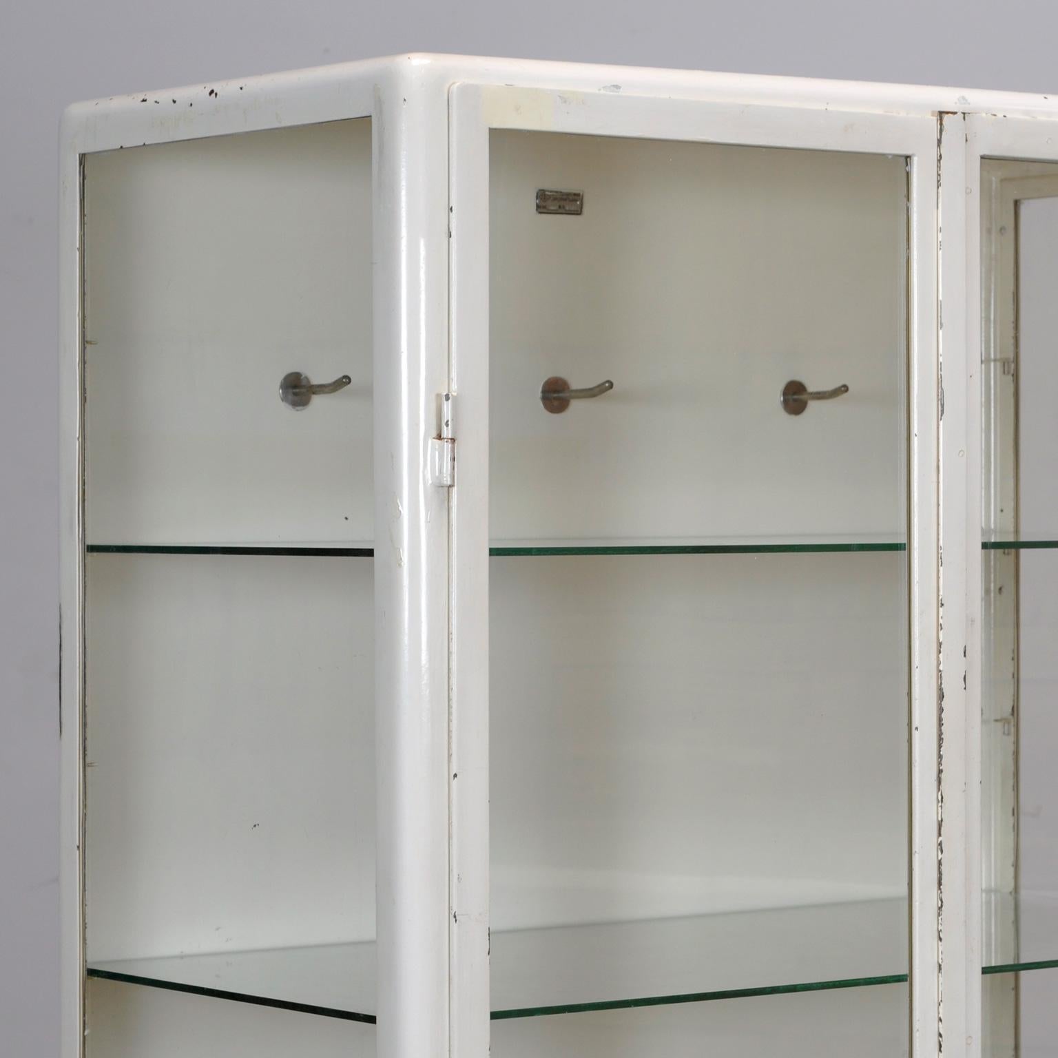 Milieu du XXe siècle Armoire médicale vintage en acier et verre, années 1960 en vente