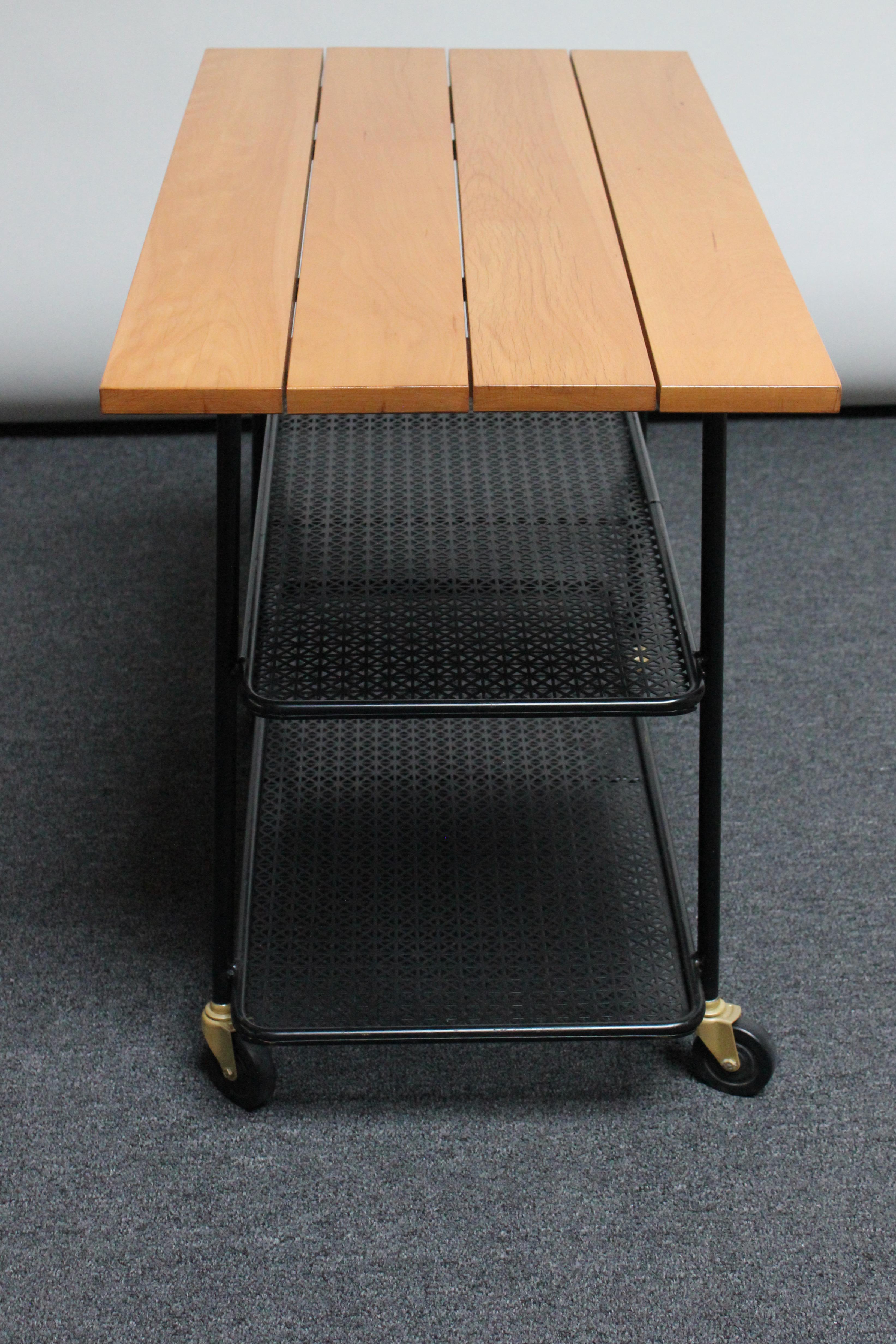 Dreistöckiger Barwagen/Teewagen aus Stahl und Ahornholz (Mitte des 20. Jahrhunderts) im Angebot