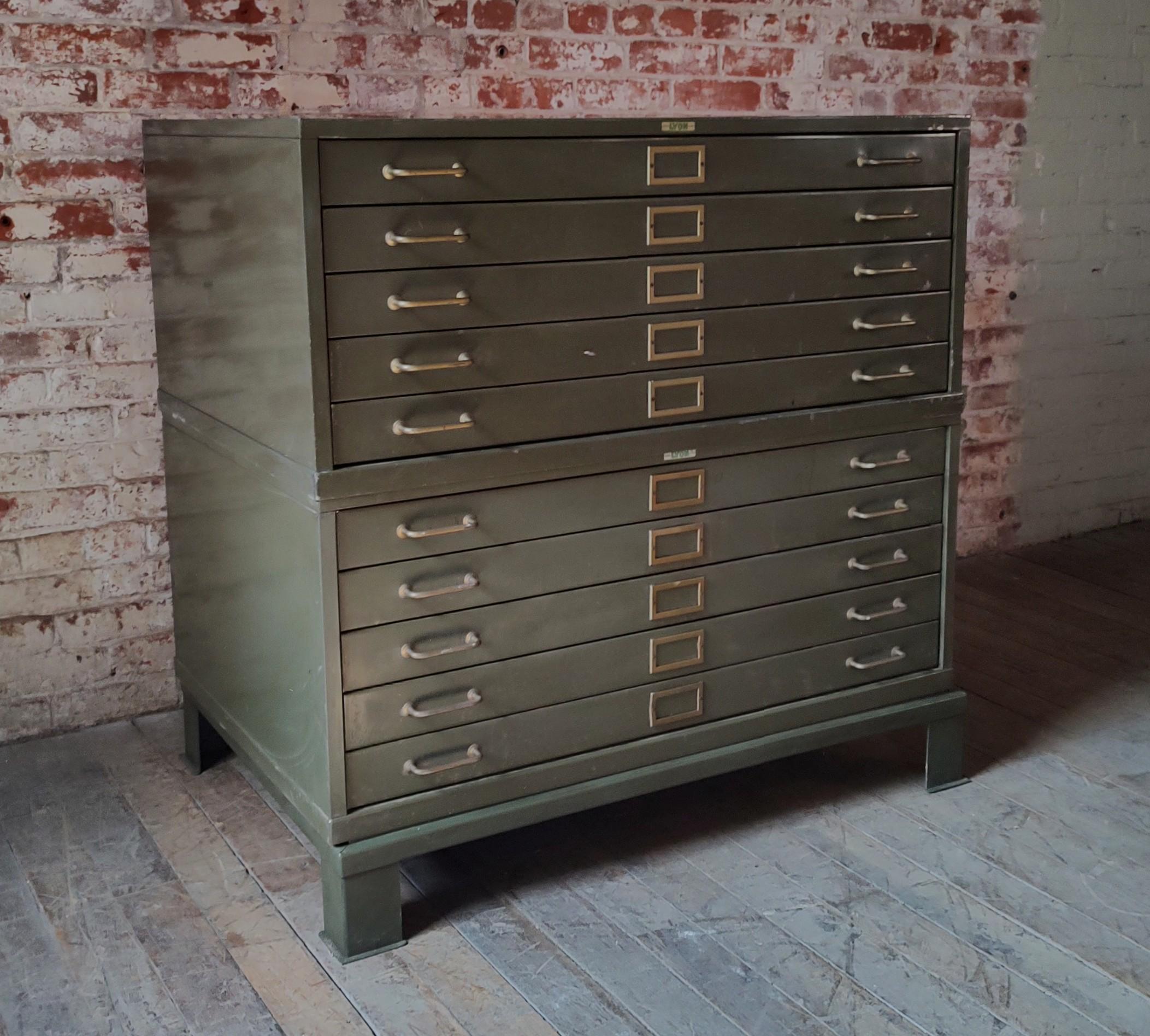 Vintage By Steele Flat File avec 10 tiroirs par Lyon, Aurora, IL

*4 tiroirs ont des séparateurs, les 6 autres n'en ont pas.

Dimensions globales : 29