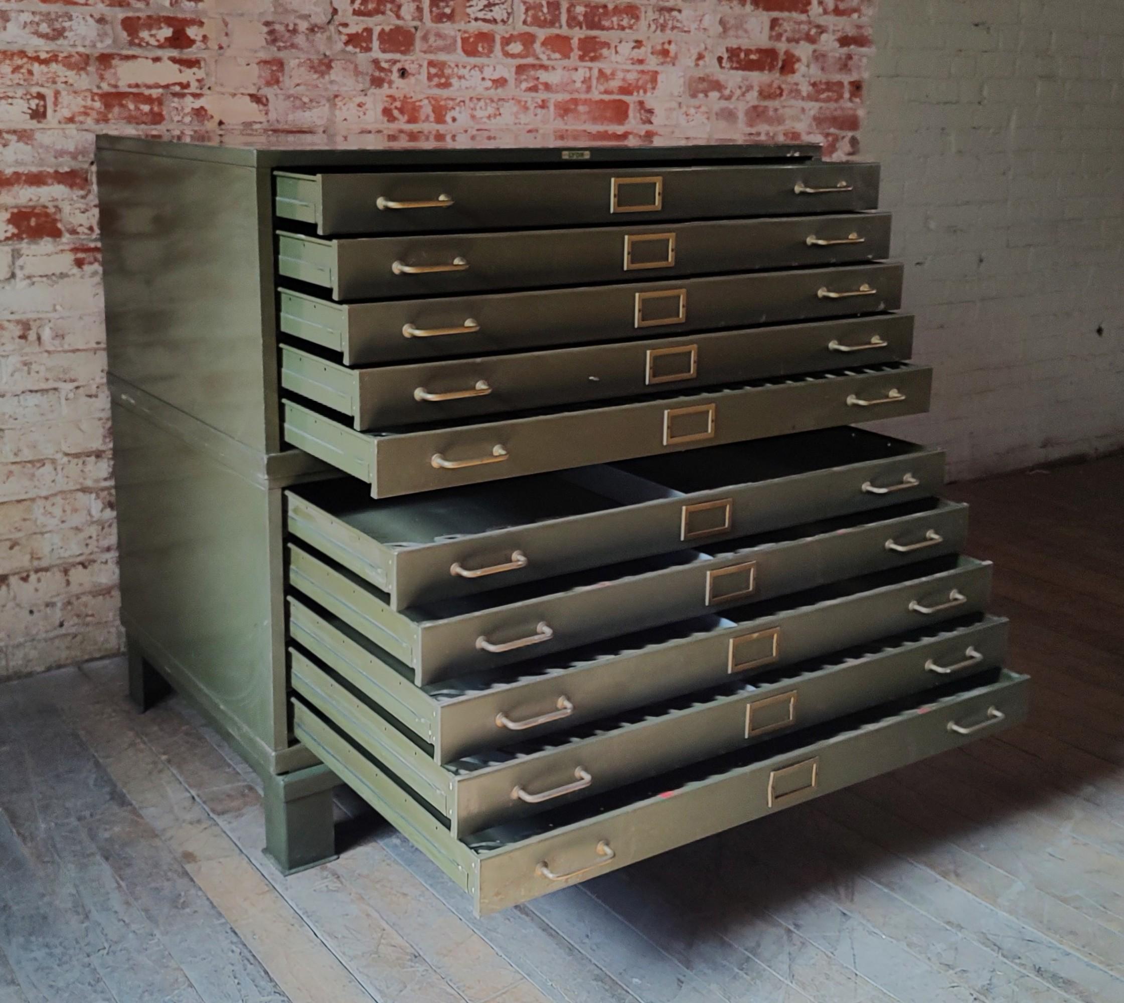 20ième siècle Dossier plat à double pile en acier Vintage en vente