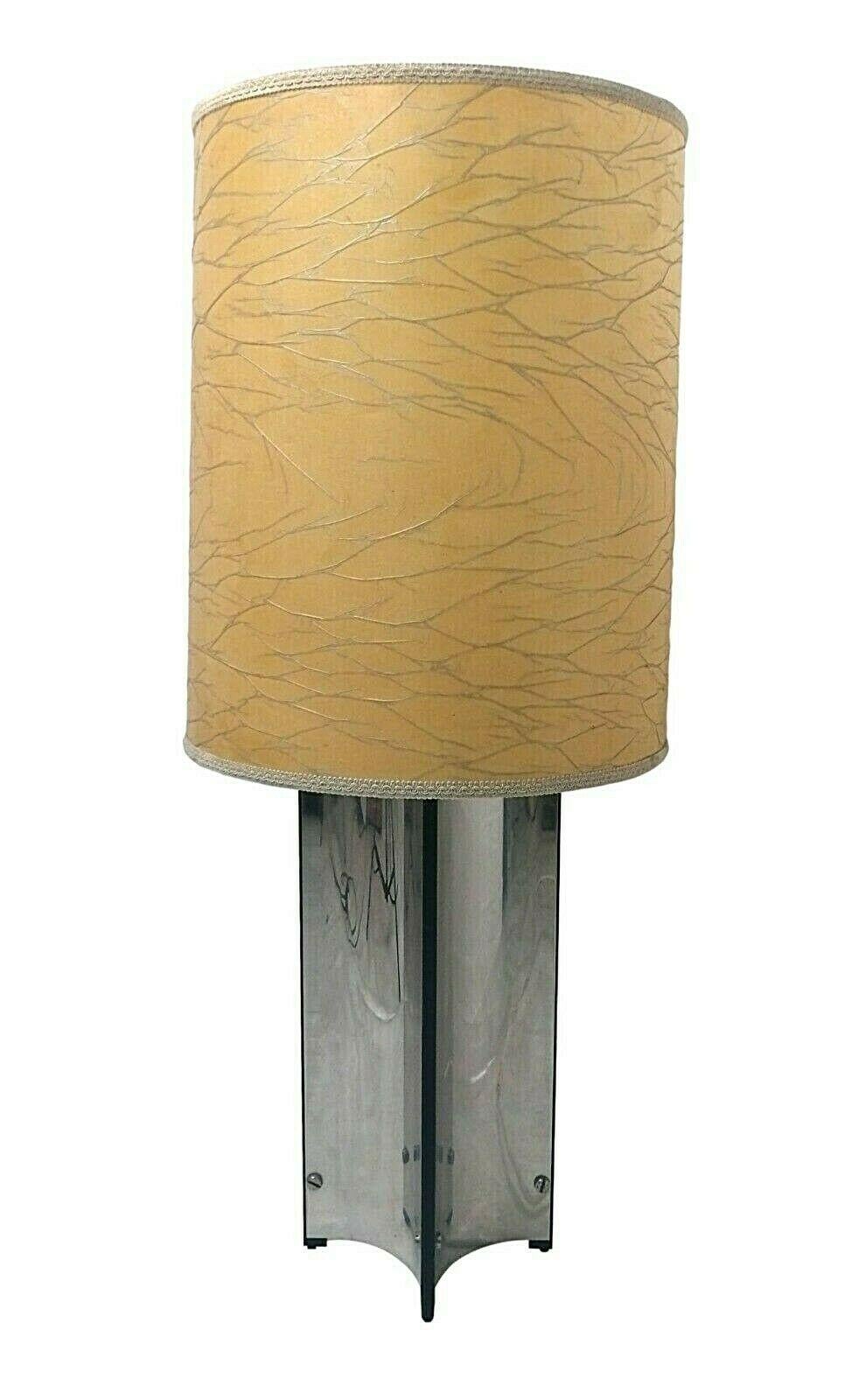Un lampadaire, années 1970, production originale Sciolari, fait de feuilles d'acier courbées sur quatre côtés

la lampe a été trouvée dans un magasin fermé, est toujours munie de son étiquette d'origine, ne conserve que quelques signes évidents du