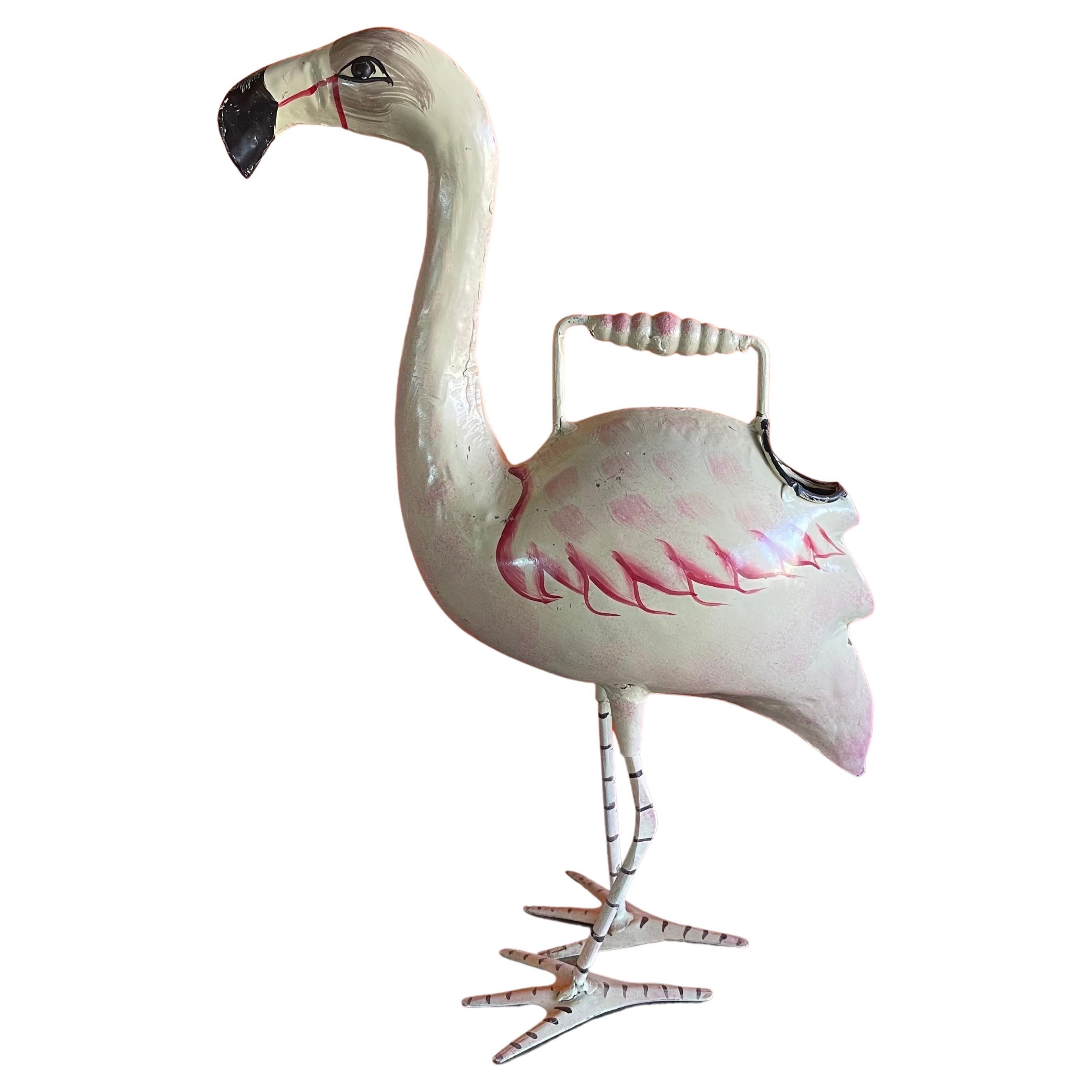 Eine charmante, handbemalte Flamingo-Gießkanne aus Stahl, ca. 1970er Jahre. Die Can ist in gutem Vintage- und Funktionszustand (keine Lecks) und misst 6 