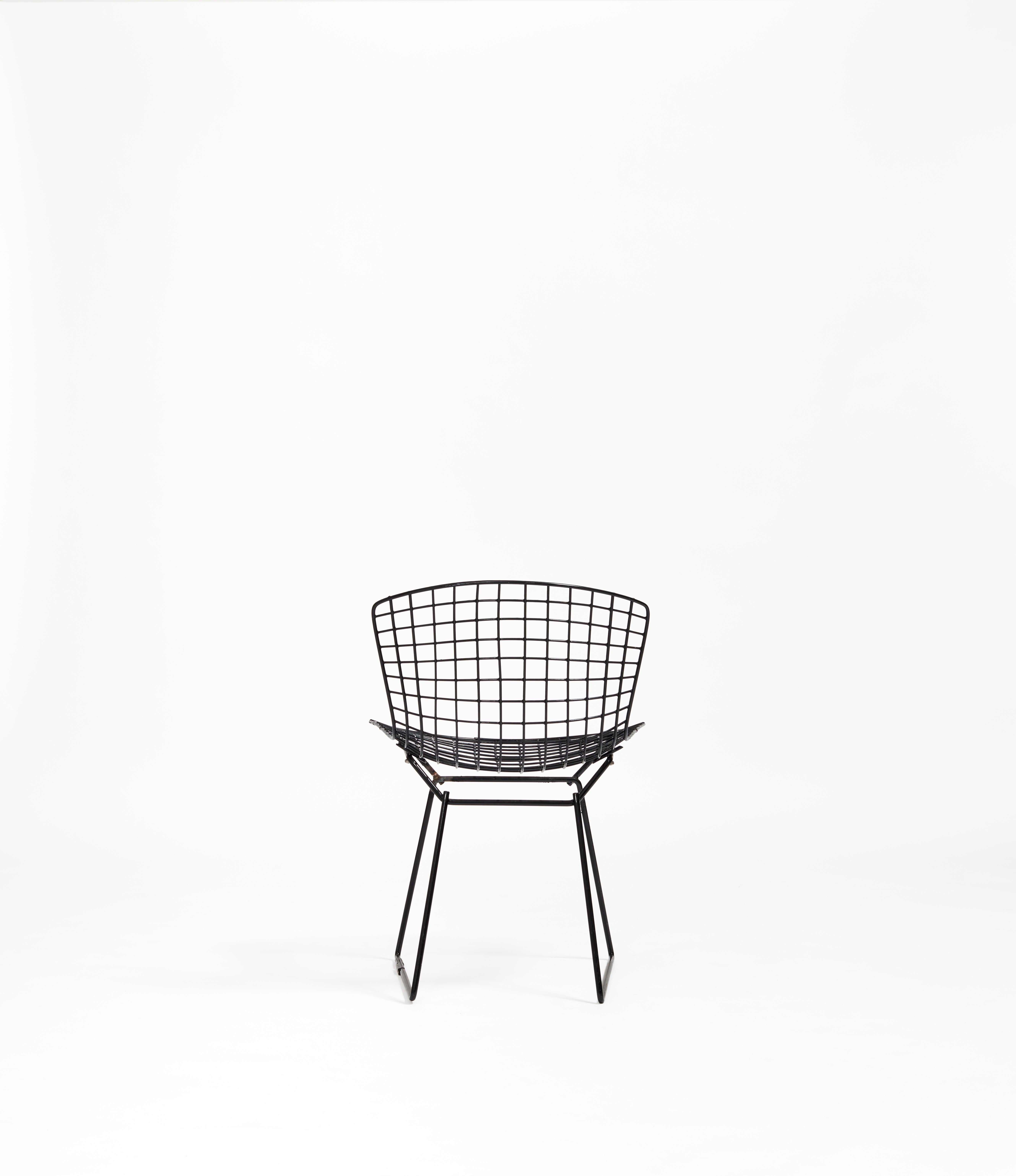 La chaise d'appoint de Bertoia est une expression définitivement emblématique de la sensibilité du milieu du siècle, avec un accent particulier sur la relation entre l'esthétique et la durabilité. Sa silhouette est l'itération initiale d'un style