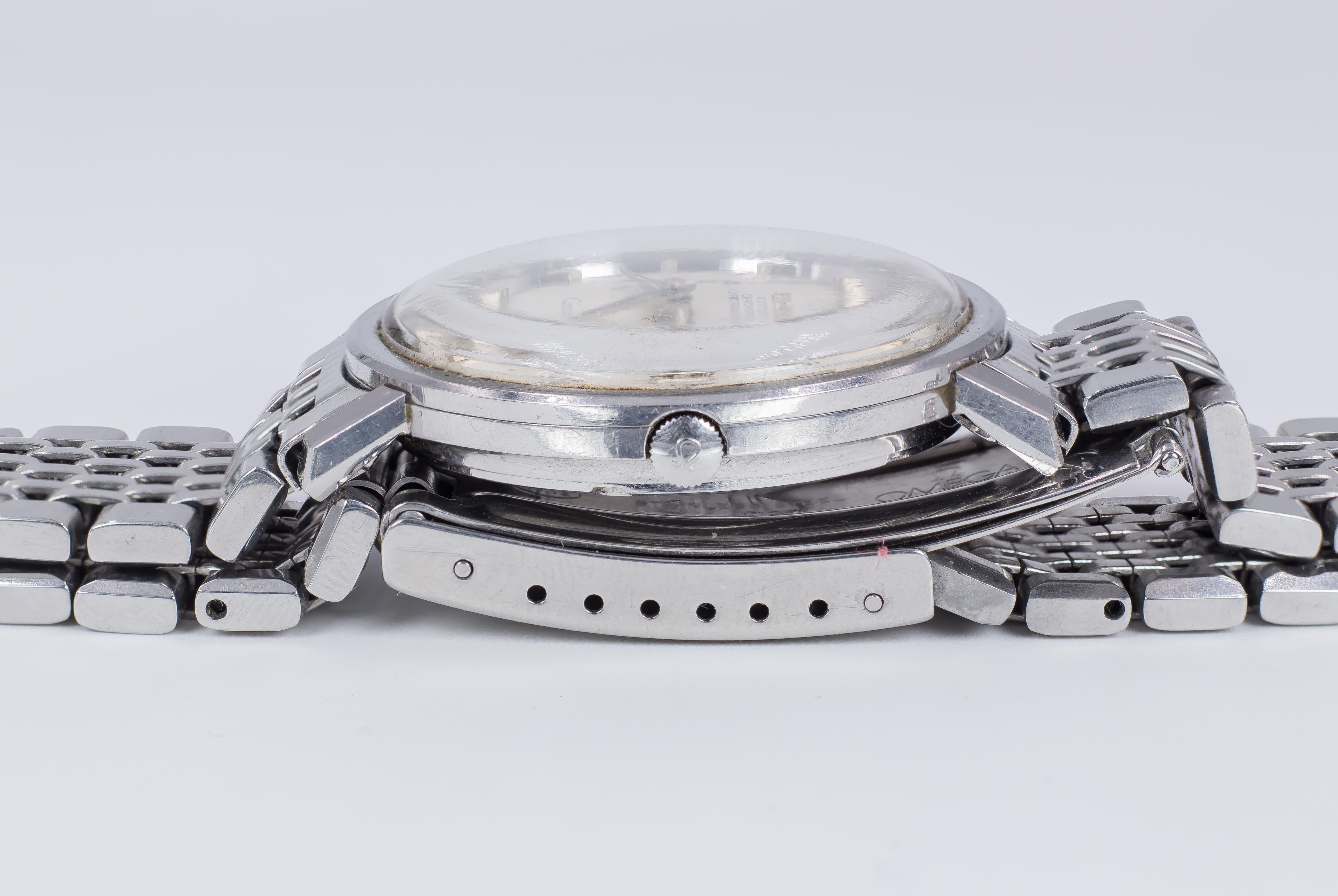Montre-bracelet automatique Omega Constellation en acier, datant de 1966. 
Le bracelet de la montre est d'origine Omega.

Référence : st 168.004
Mouvement : Omega 561 

MARQUE
Omega (gamme de produits :