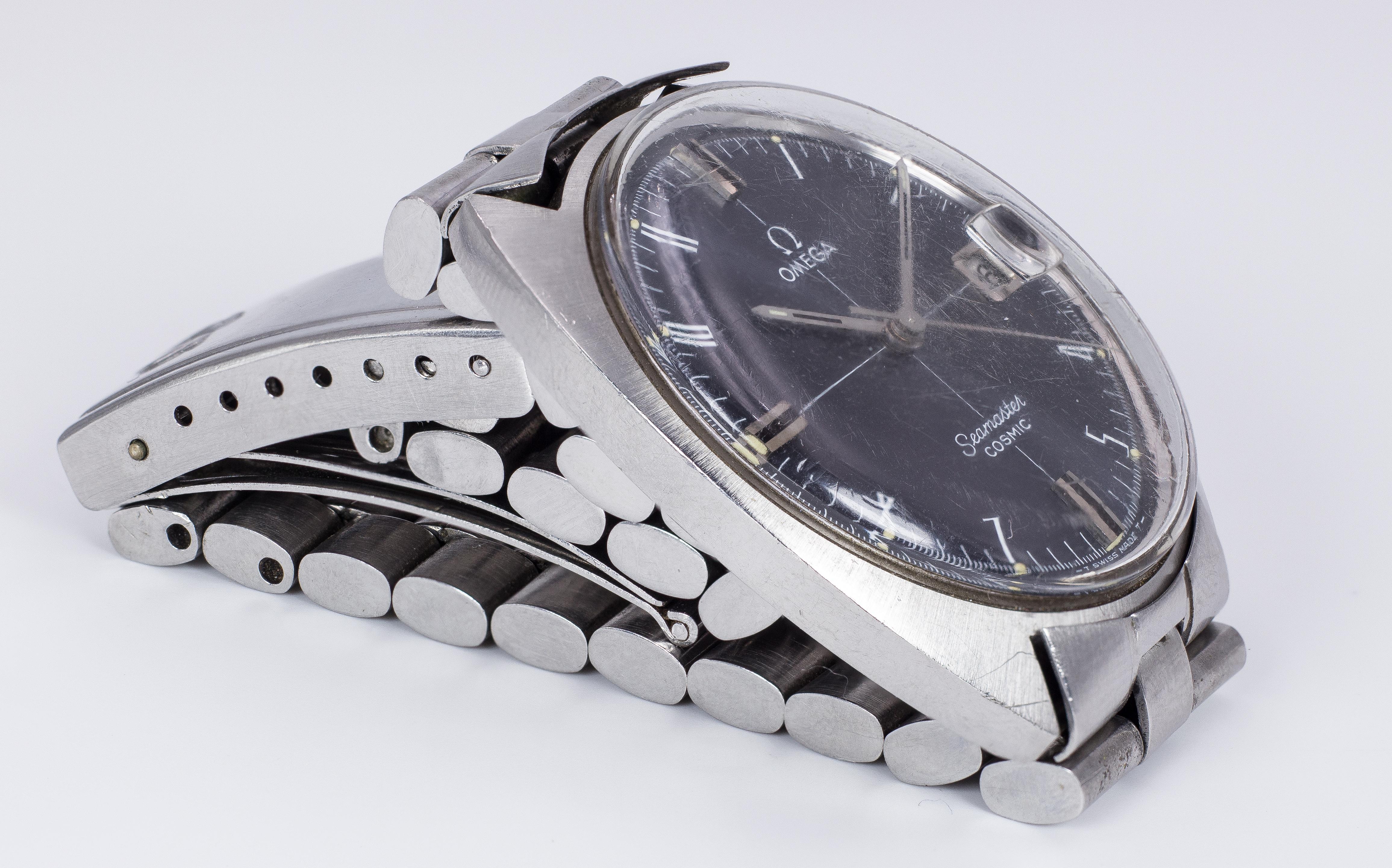A vintage Steel Omega Seamaster Cosmic wrist watch, dating from the 1970s. The strap watch is Omega original and it has a manual winding with the calendar.

BRAND
Omega (product line: Seamaster Cosmic)

MATERIAL
Steel

DIMENSIONS
35 x 35 mm 