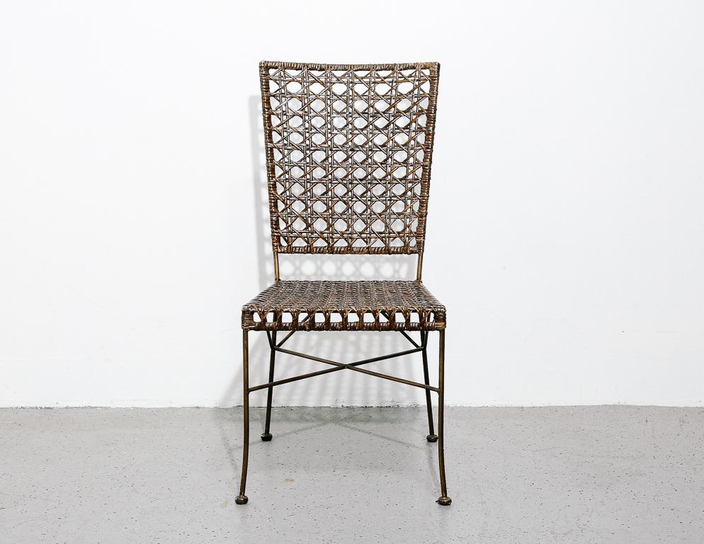 Chaise d'appoint vintage avec assise et dossier en rotin tressé.