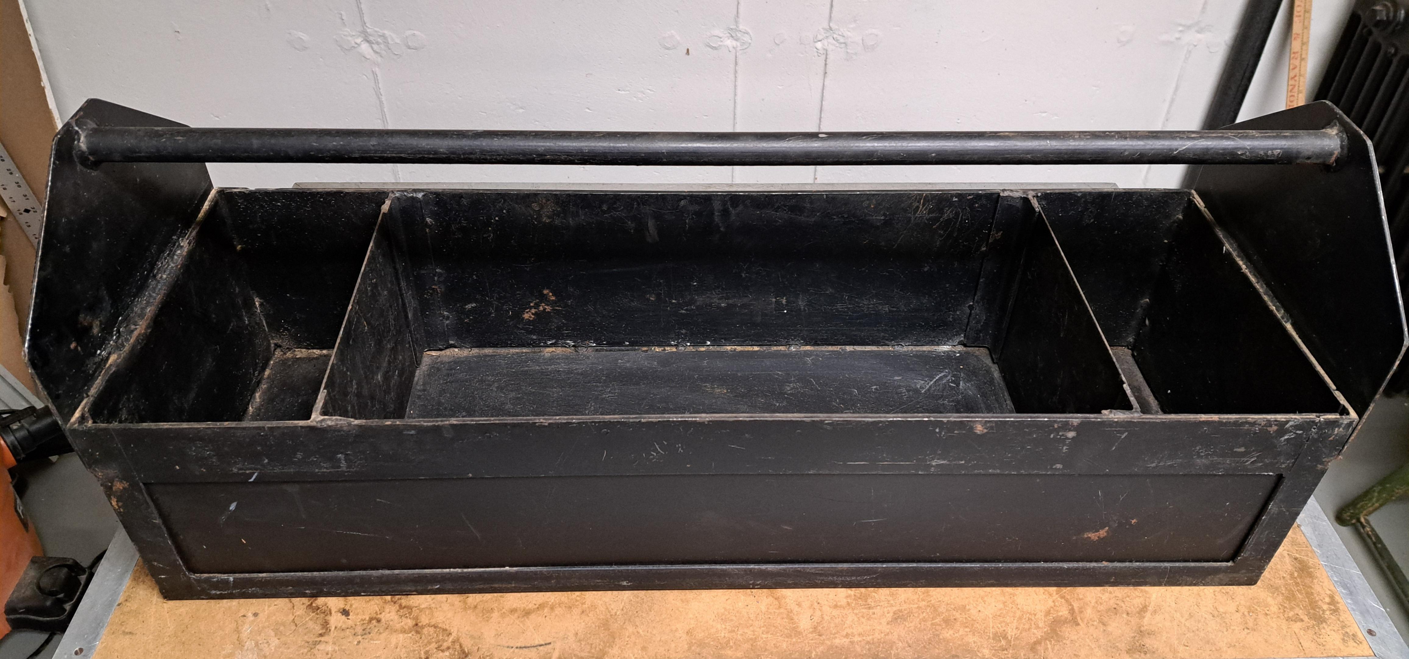 Portautensili vintage da negozio in acciaio.  Sarebbe fantastico se venisse riutilizzato come fioriera per erbe o fiori.  È in acciaio pesante e misura 31