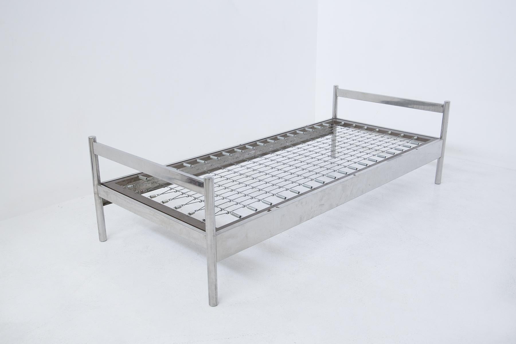 Splendid structure of a steel bed designed by Luigi Caccia Dominioni at the end of the 60s, for Vip's Residence, of fine Italian manufacture.
The bed is a single bed and is composed of a steel structure very strong, has 4 legs to support, square in