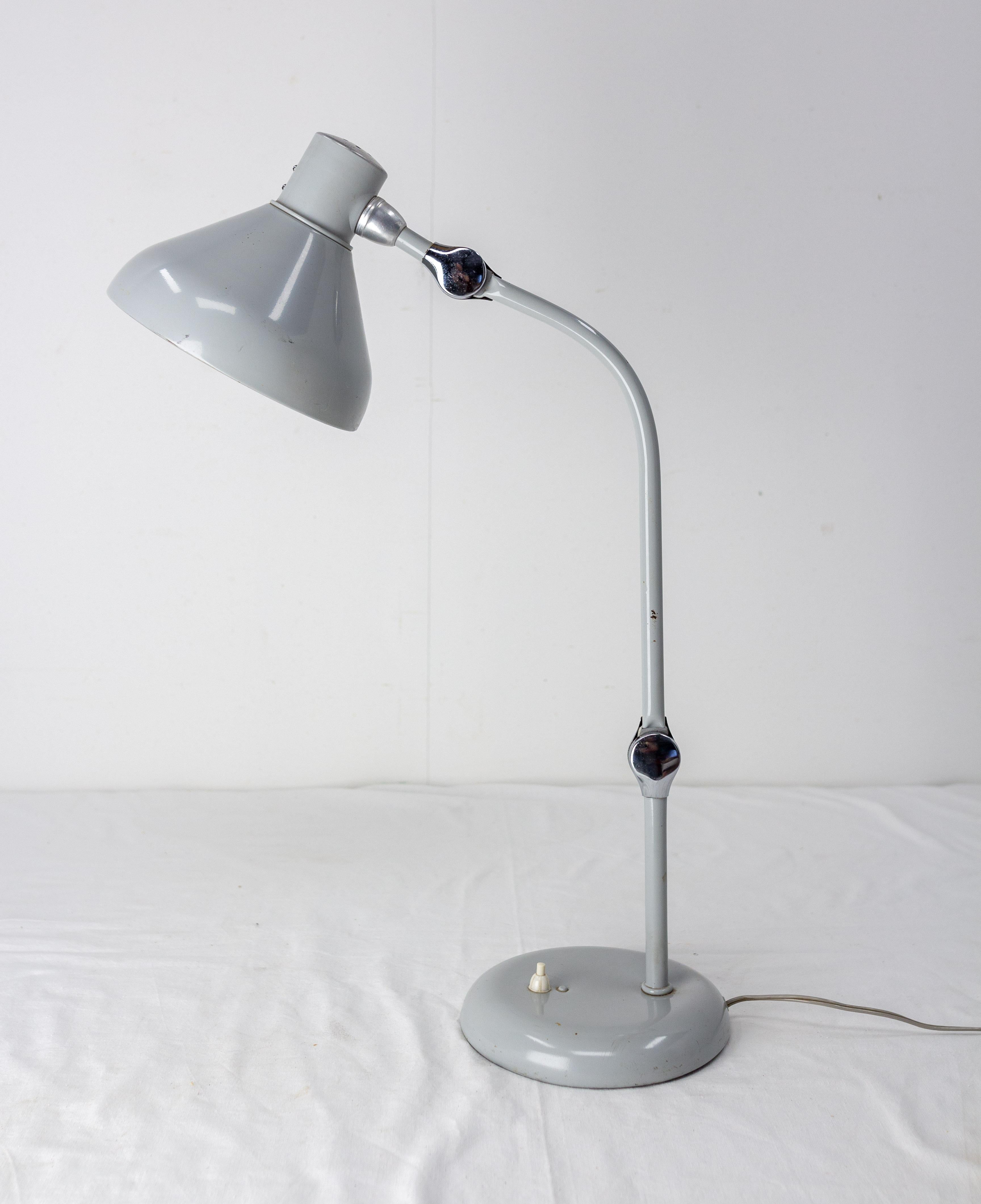 Lámpara de acero modelo Jumo GS1 Lámpara de mesa francesa típica de los años de mediados de siglo.
Buen estado vintage.
Se pueden recablear según las normas de EE.UU. y la UE o el Reino Unido.

Envío:
L22 P 19 H55 2,3 Kg