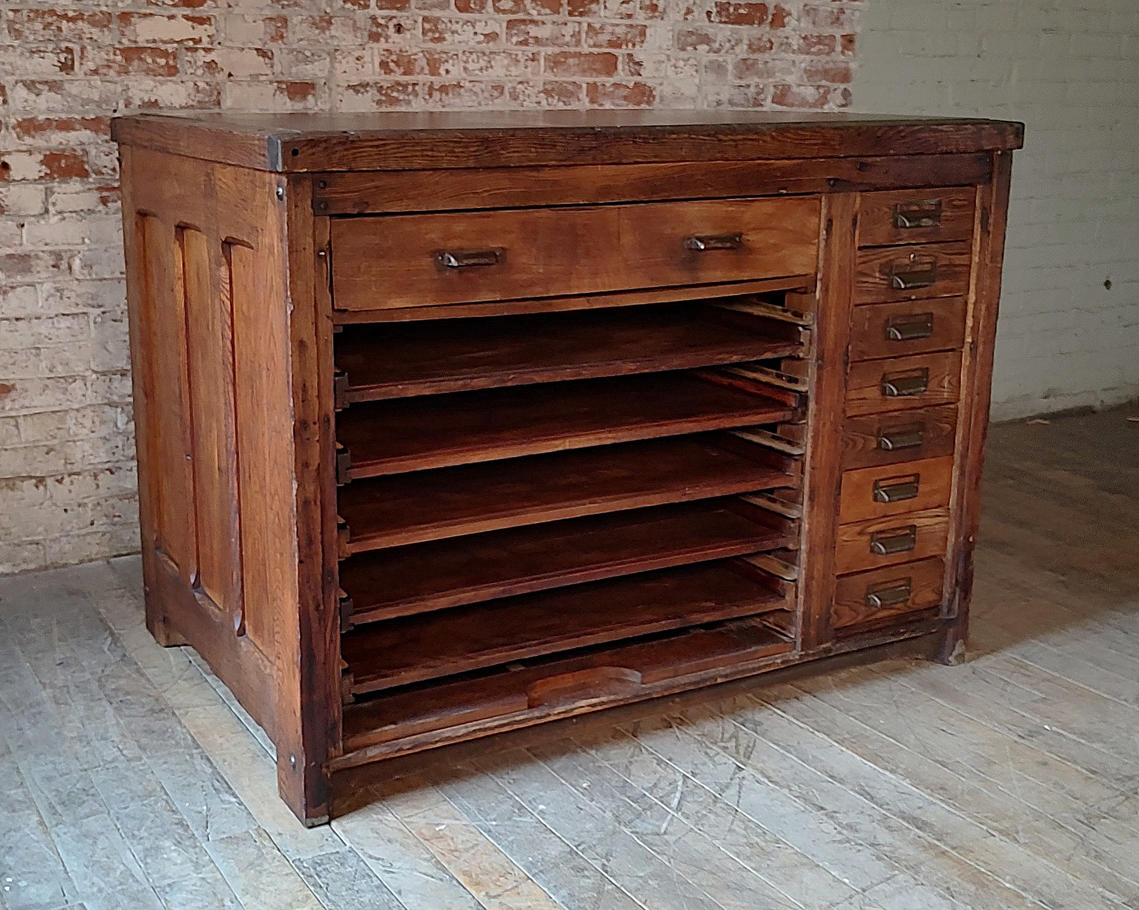 Vintage Printer's Imposing Table von Hamilton Manufacturing Co.

Gesamtabmessungen: 35 1/2