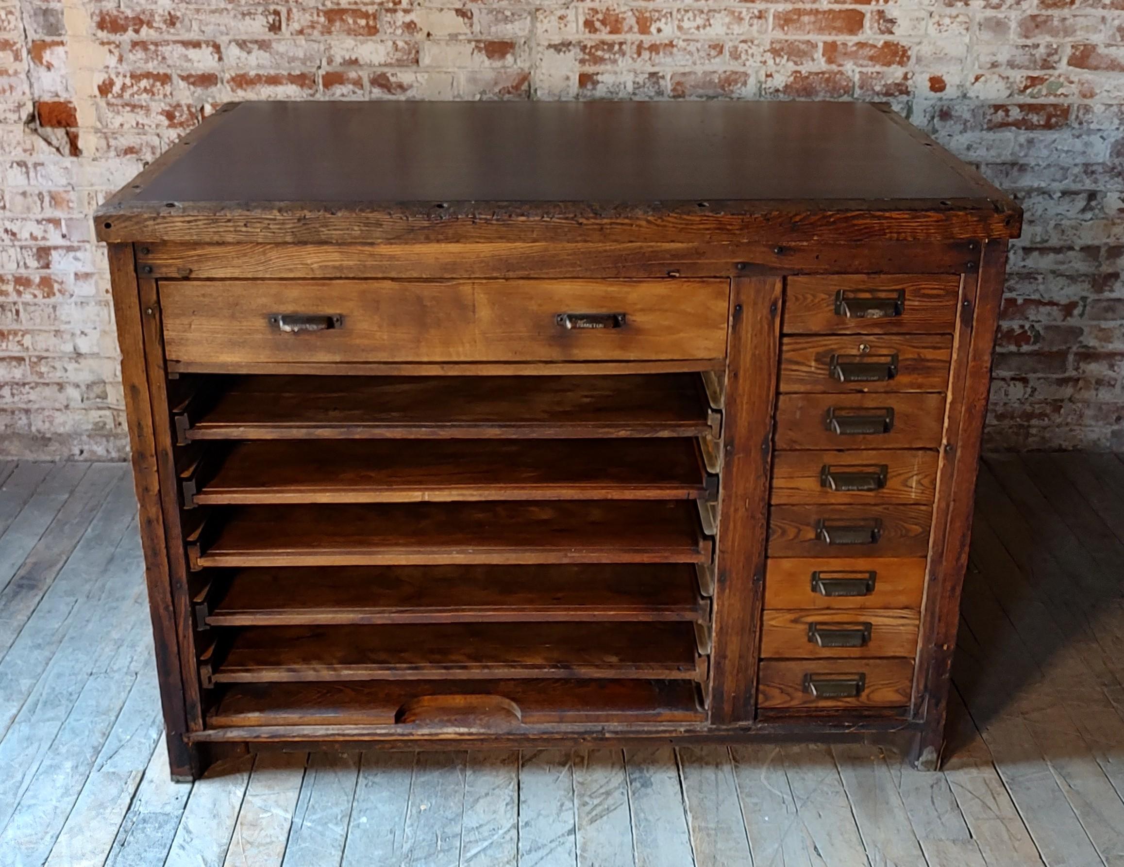 Vintage Stahlplatte Display Tisch / Kücheninsel (amerikanisch) im Angebot