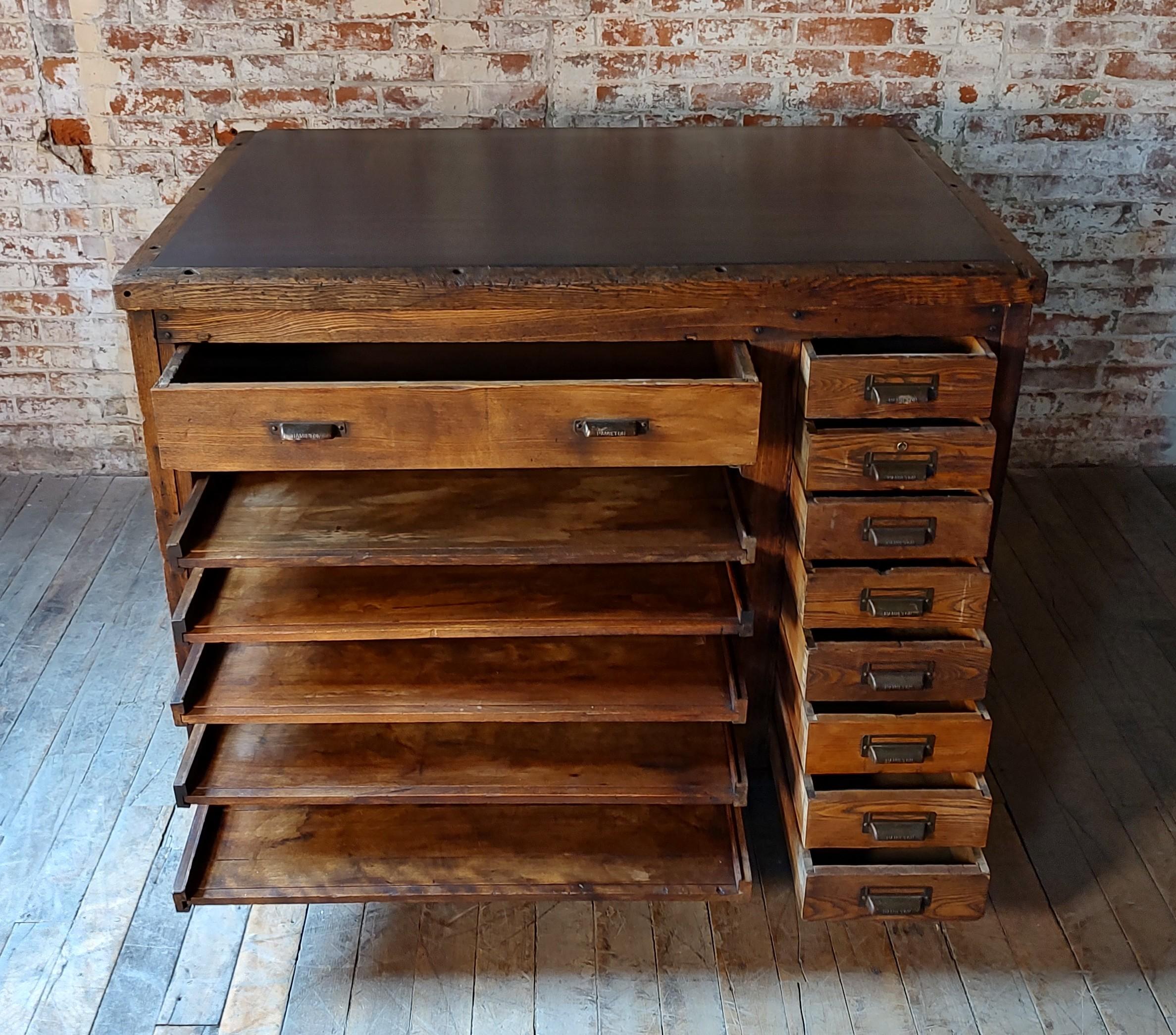 Vintage Stahlplatte Display Tisch / Kücheninsel (20. Jahrhundert) im Angebot