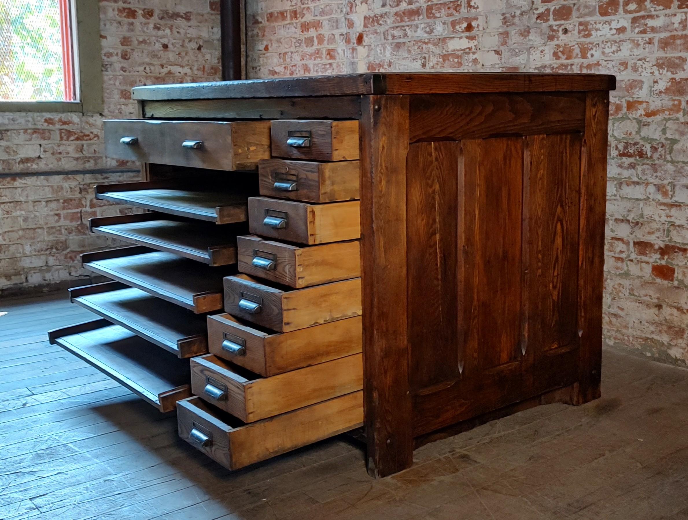 Vintage Stahlplatte Display Tisch / Kücheninsel im Angebot 1