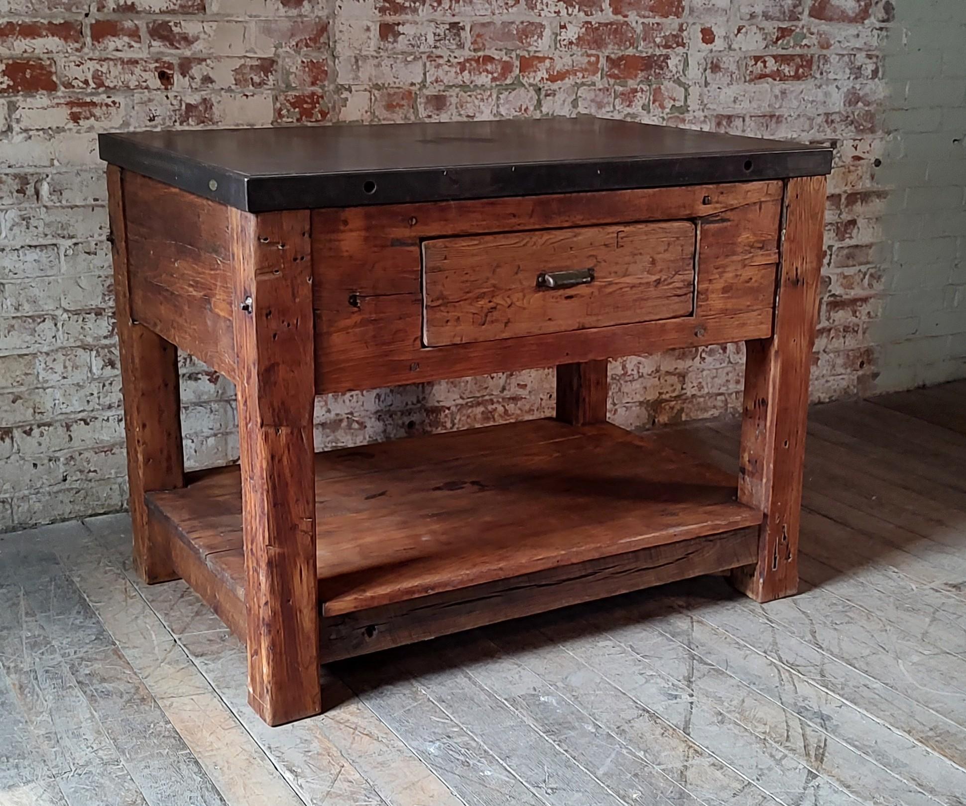 Vintage Printer's Imposing Table von Hamilton Manufacturing Co.

*Beachten Sie, dass Vorder- und Rückseite identisch sind und die Schublade von beiden Seiten zugänglich ist*.

Gesamtabmessungen: 27″ x 39″ x 31″ hoch

Gesamtabmessungen der Schublade: