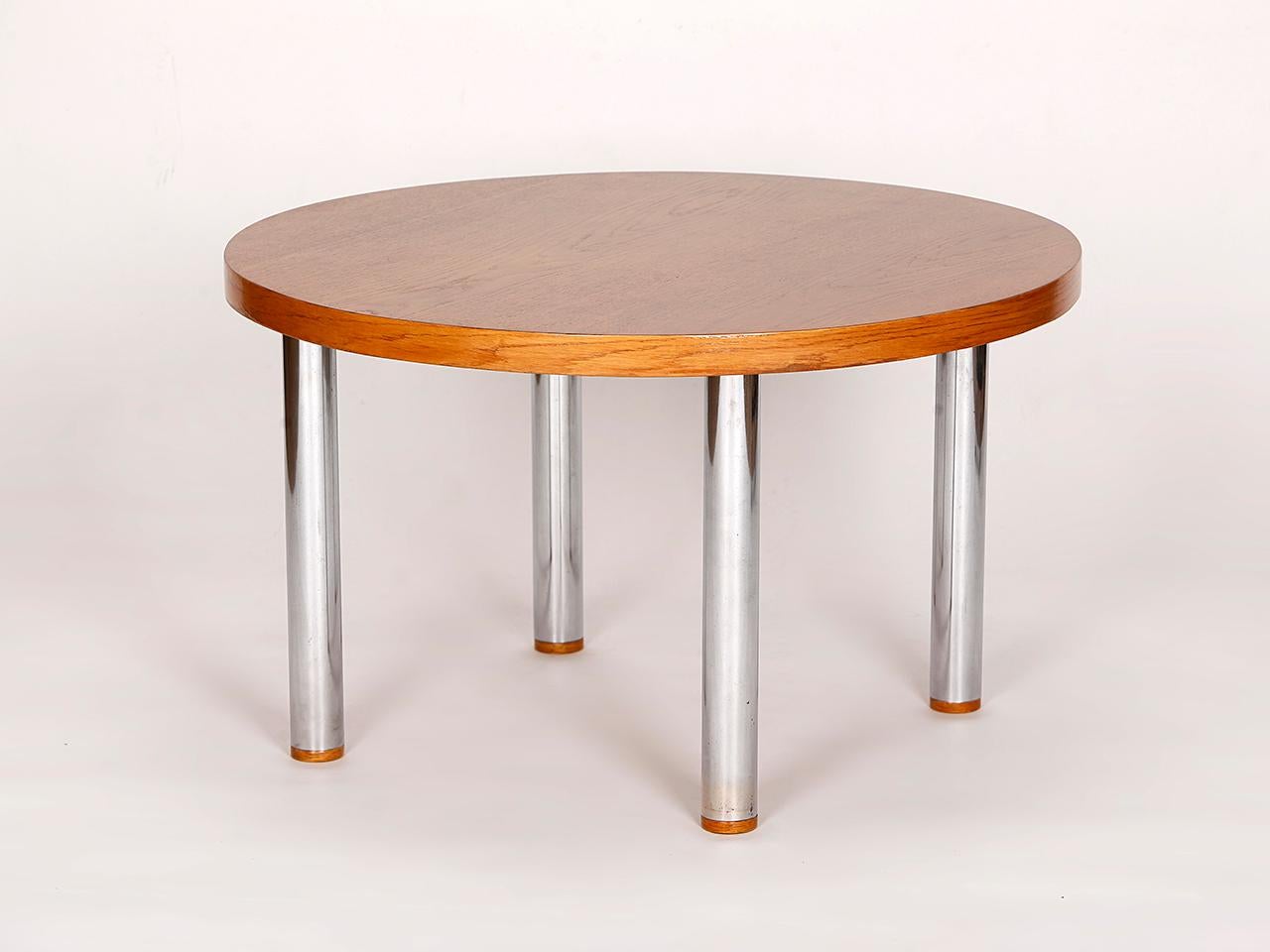 This table features a restored, oak veneered wooden top and a chromed tubular steel construction with patina. We offer shop to door delivery worldwide in special transport boxes.
 