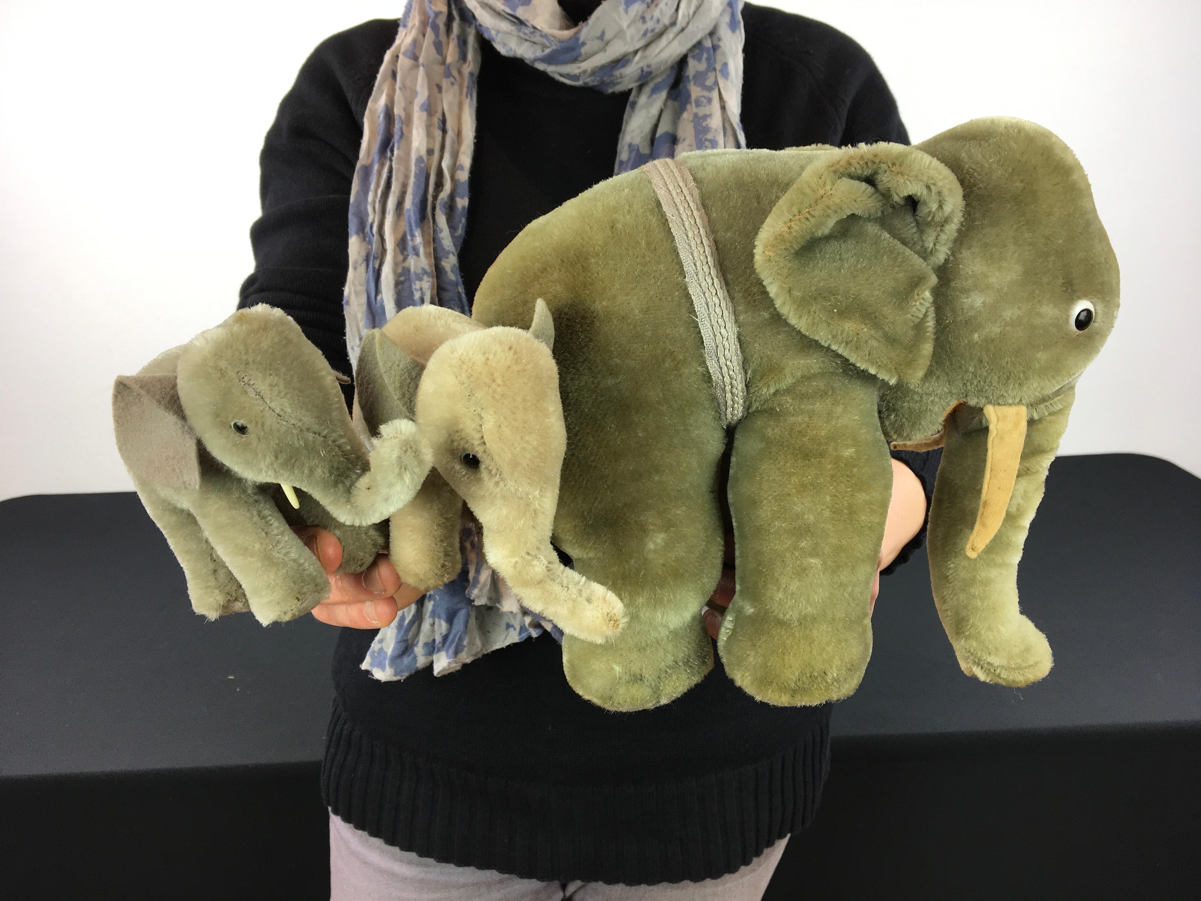Vintage Steiff Elefanten Familie. 
Ein Trio aus einem großen Zirkuselefanten und zwei kleinen Elefanten oder Mini-Elefanten. 
Der große Elefant ist aus Mohair, hat einen Knauf im Ohr und ist mit Filzstoßzähnen ausgestattet. Die Mini-Elefanten oder