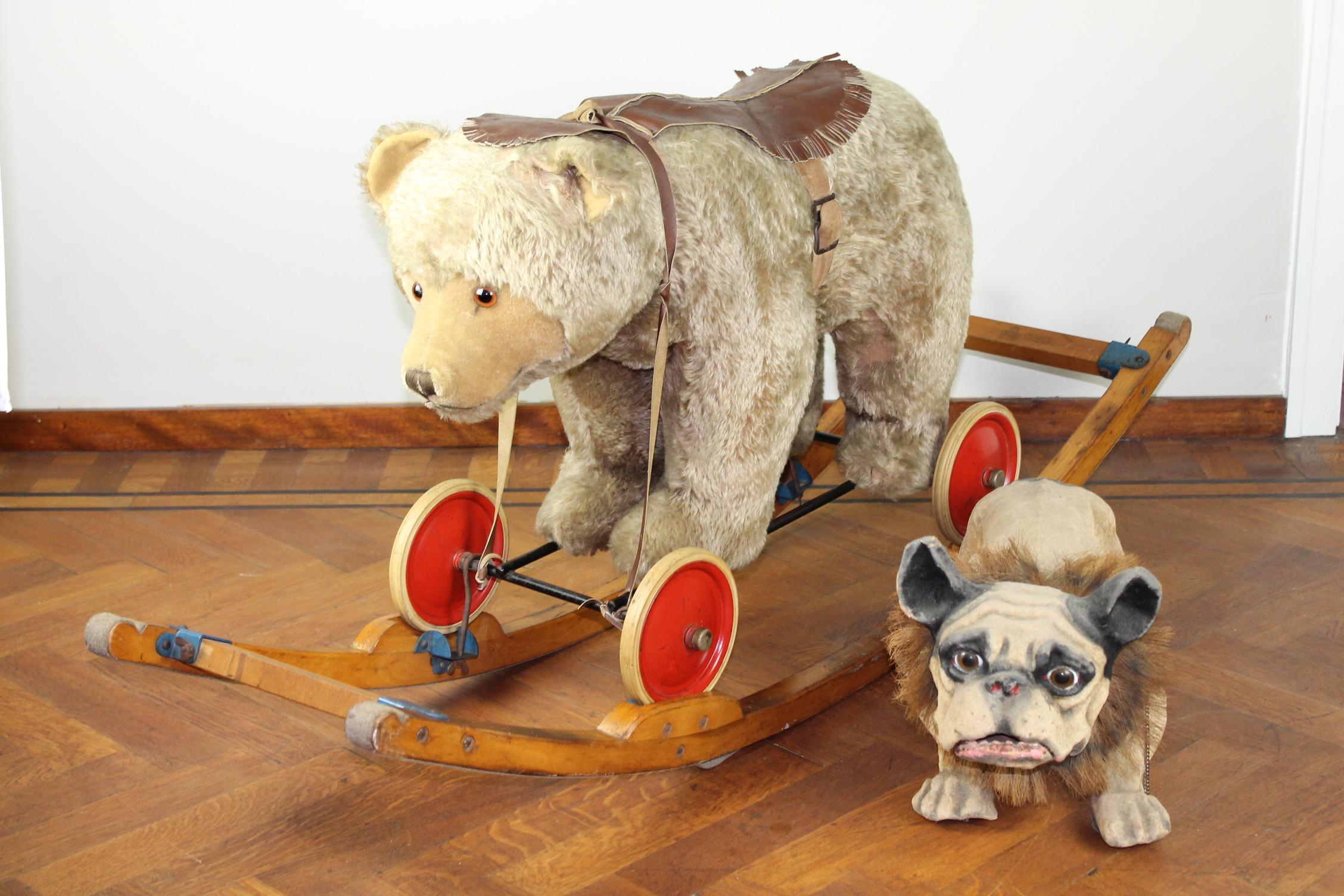 Fabulous large vintage pull toy - riding toy - rocking teddy bear toy.
Mid-20th century toy - Children's ride on toy.
Made by the famous German manufacturer Steiff, bear placed on rocker 9860.
Dates from the 1950s.
The bear is in good but played