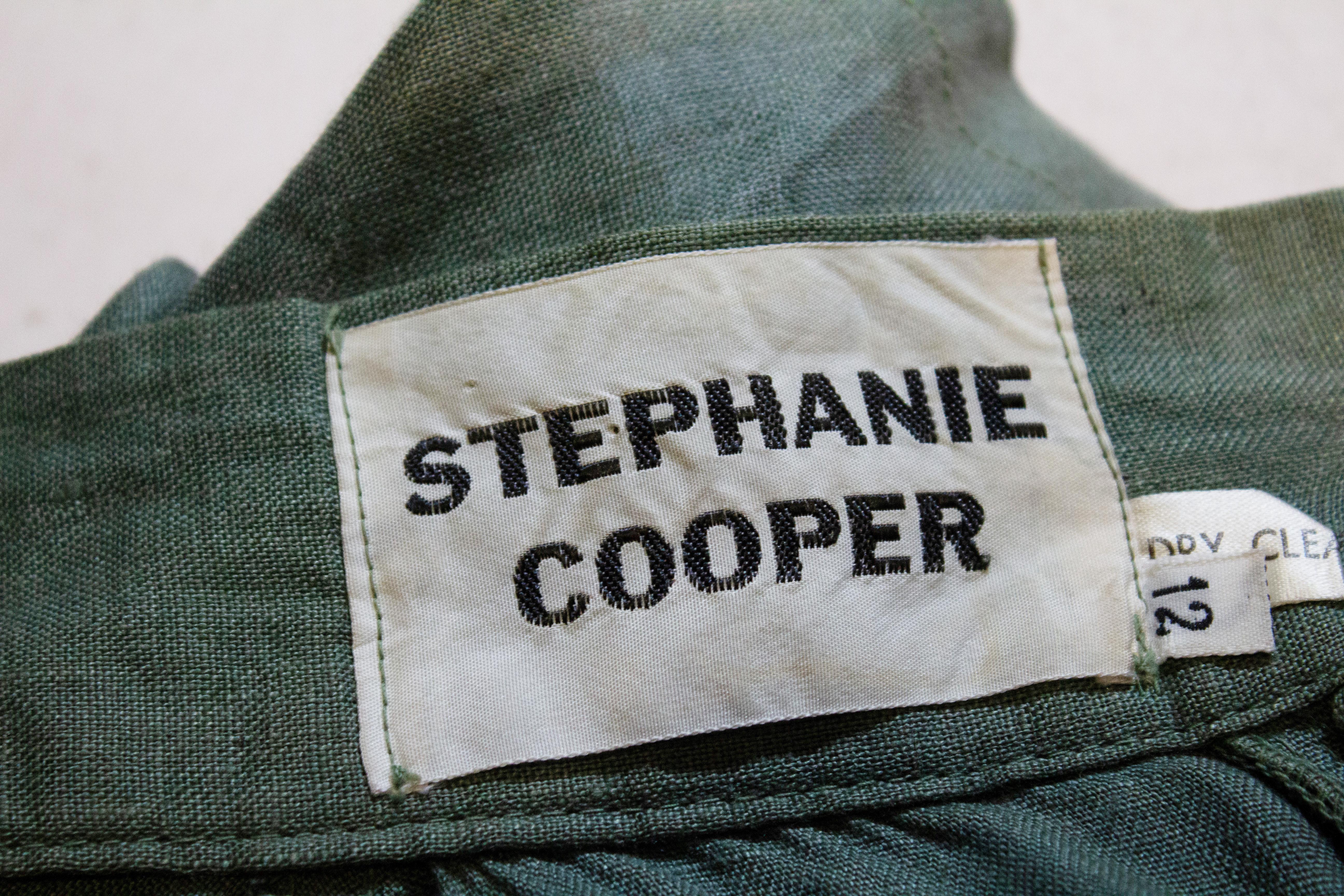 Ein schöner Vintage-Leinenrock von Stephanie Cooper. In einem hübschen Olivgrün hat der Rock Falten in der Taille  und eine Tasche an jeder Seite. Größe 12 Maße: Taille 26'', Länge 35''