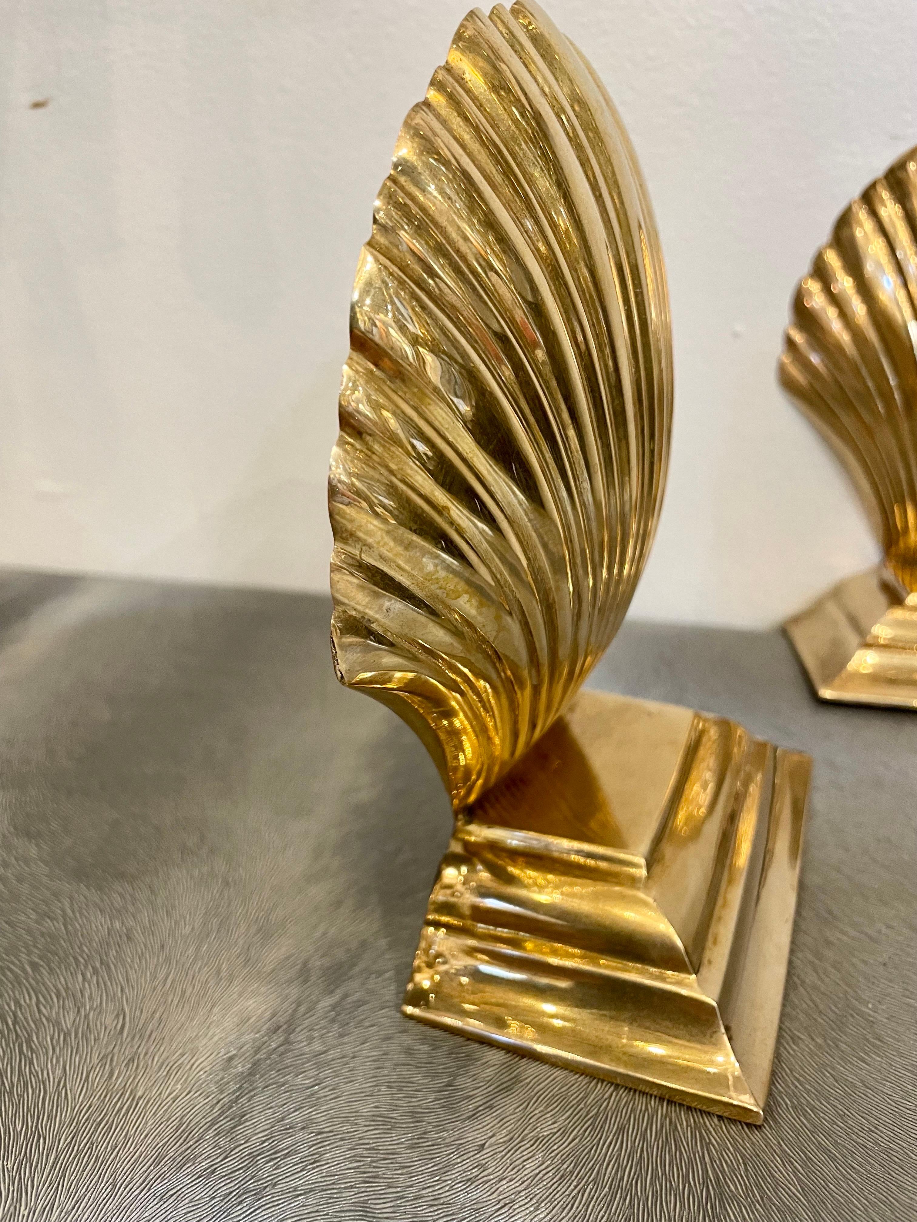 Vintage Stepped Brass Clam Shell Seashell Bookends In Good Condition In New York, NY
