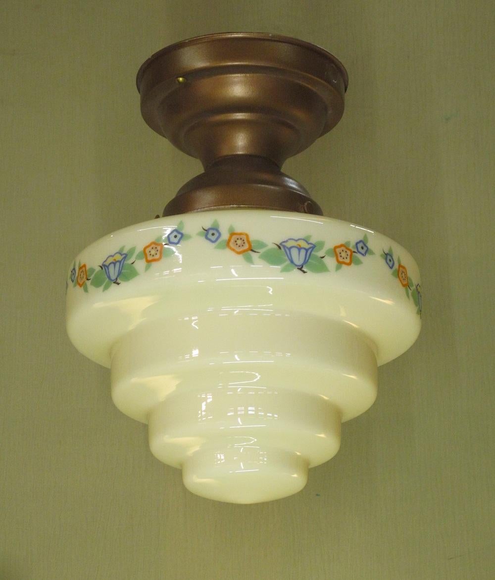Vintage gestufte Custard Glas Globus mit Deco inspirierte florale Design im Zustand „Gut“ im Angebot in Prescott, US