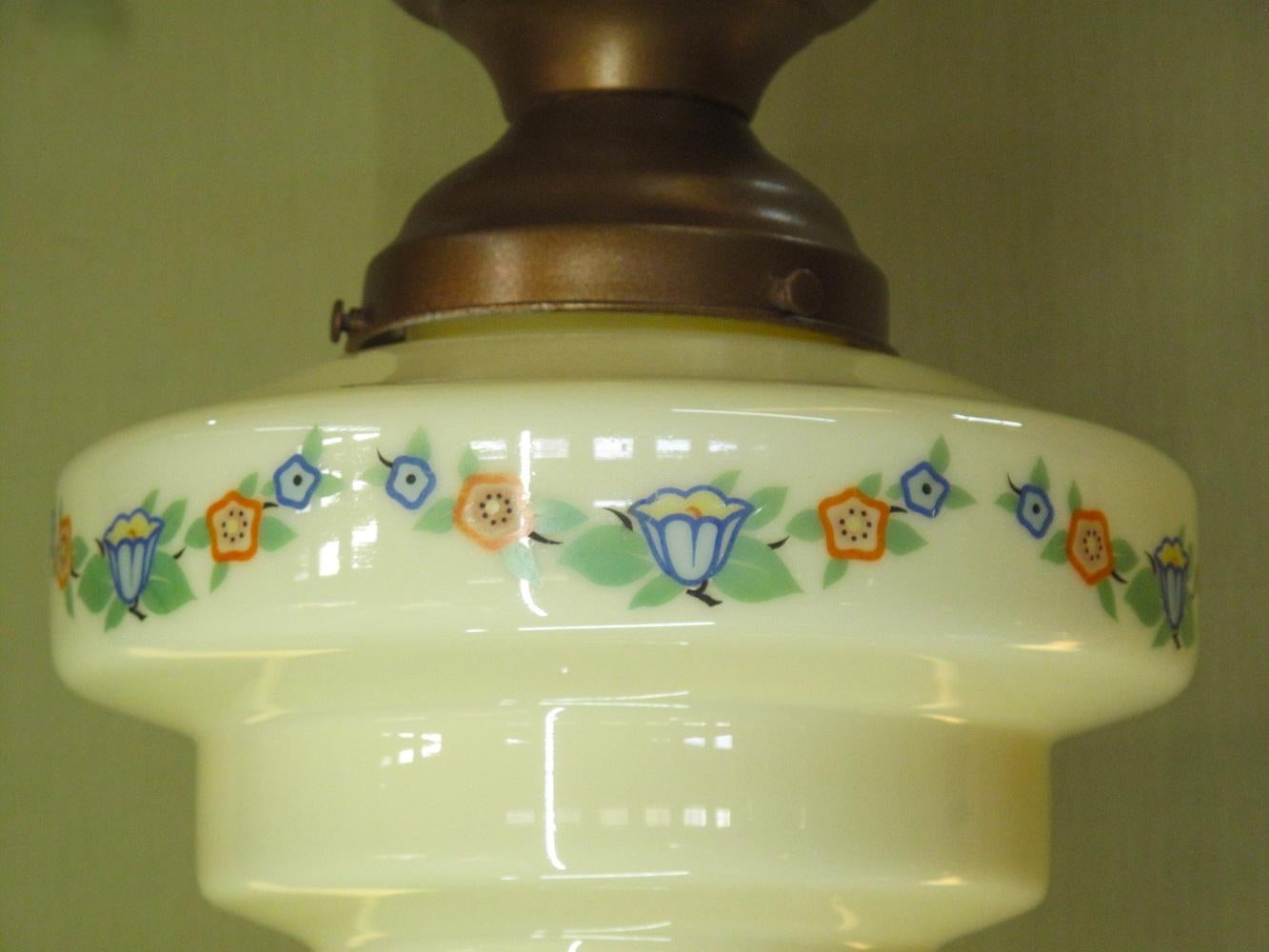 Vintage gestufte Custard Glas Globus mit Deco inspirierte florale Design (20. Jahrhundert) im Angebot