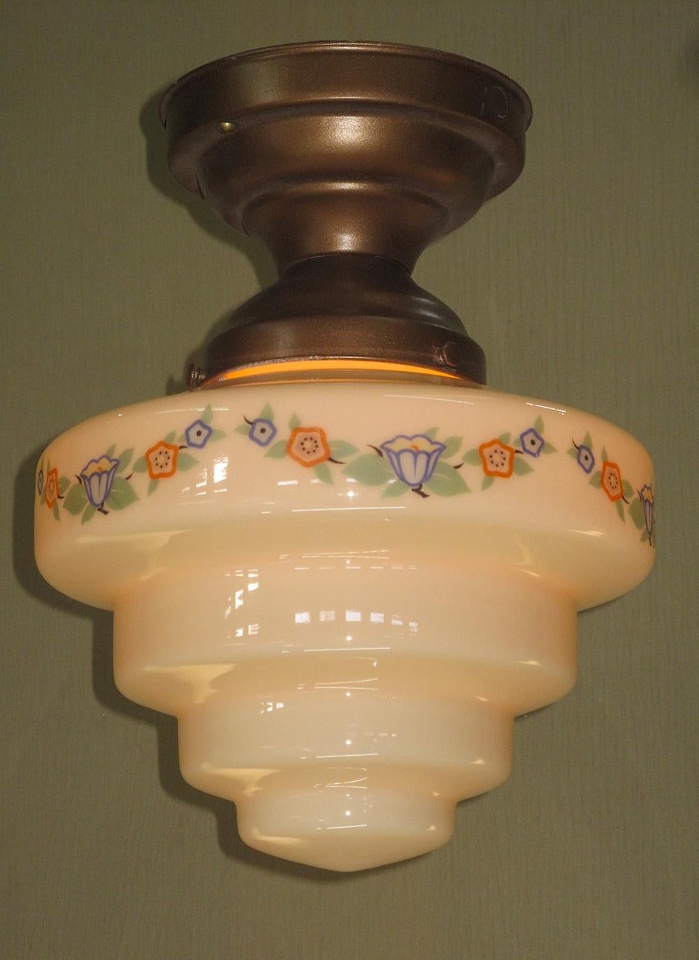 Vintage gestufte Custard Glas Globus mit Deco inspirierte florale Design im Angebot 1