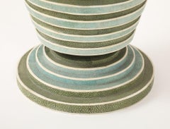 Vintage gestufte Shagreen-Vase mit horizontalen Bändern mit wechselnden Farbtönen.