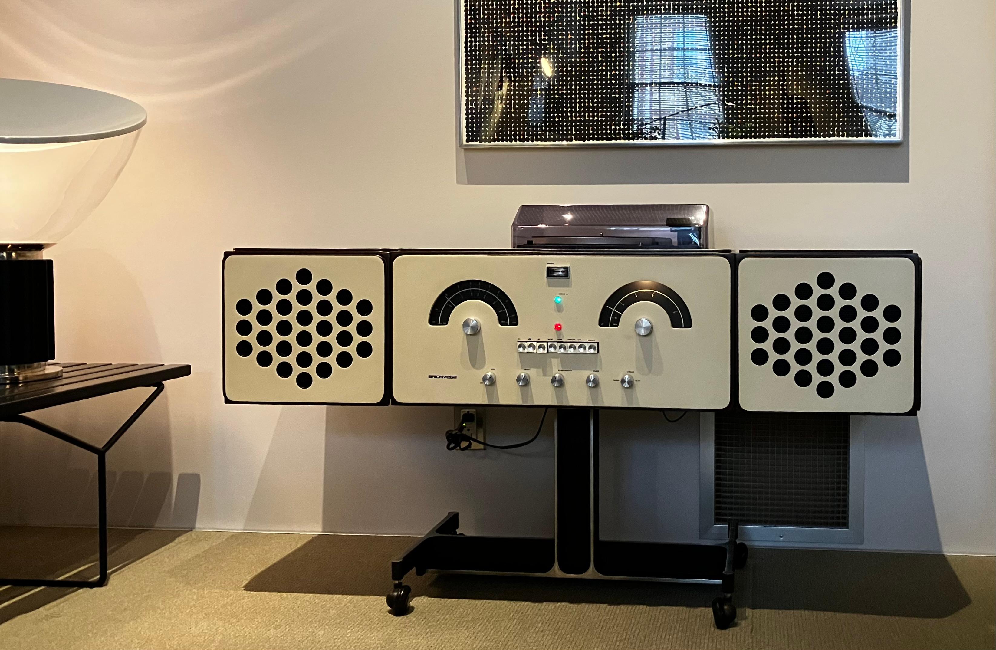 Das ikonische Design des Castiglioni Studios für Brionvega wurde erstmals 1966 vorgestellt. Dieses spätere Exemplar wurde um 1970 hergestellt. Diese Stereo-Phonographen/AM-FM-Empfänger-Konsole ist voll funktionsfähig und wurde kürzlich sowohl innen