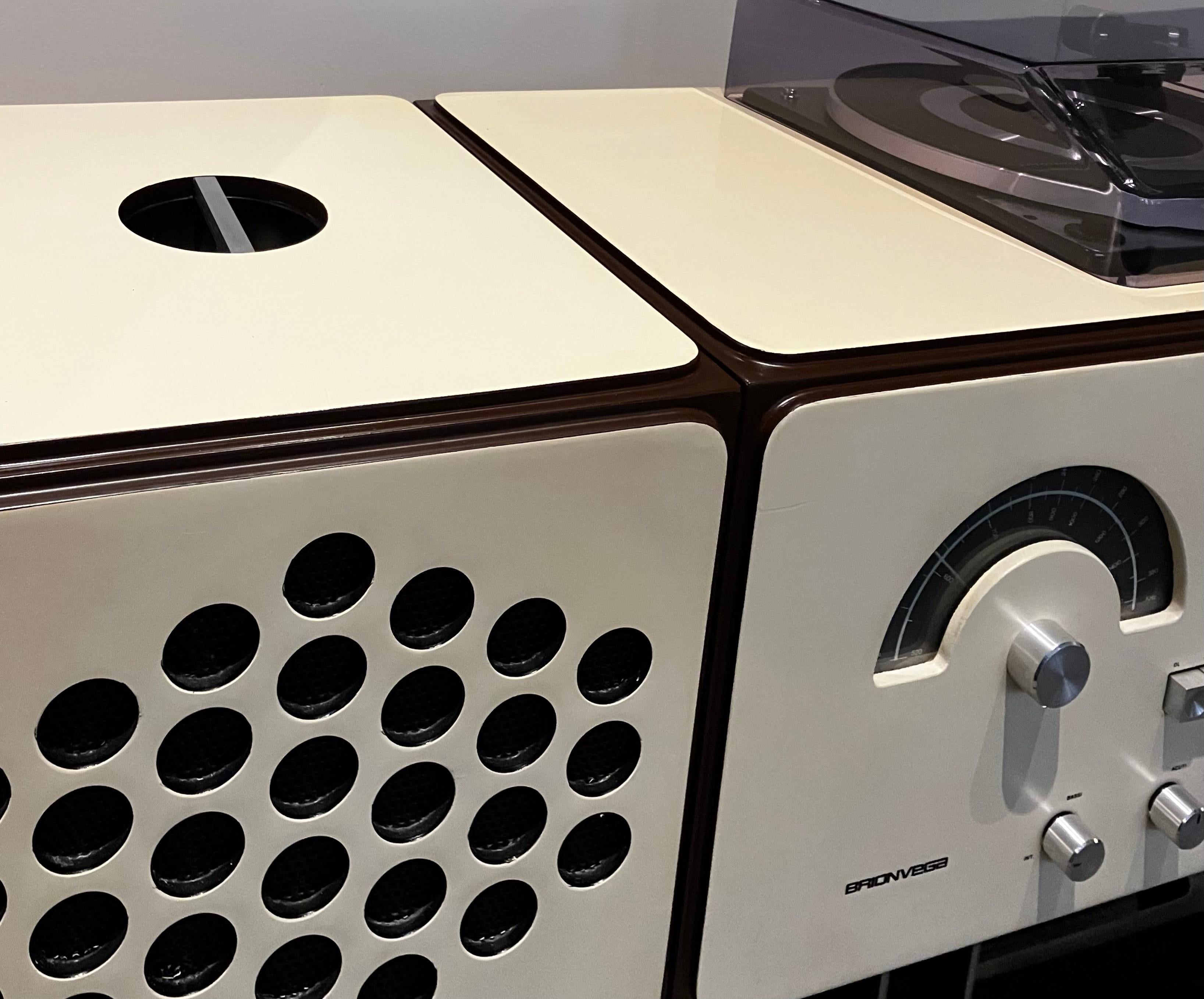 Vintage Stereo Phonograph/AM FM Tuner-Konsole, Modell: Brionvega rr126 Radiogramm, Vintage (Metall) im Angebot