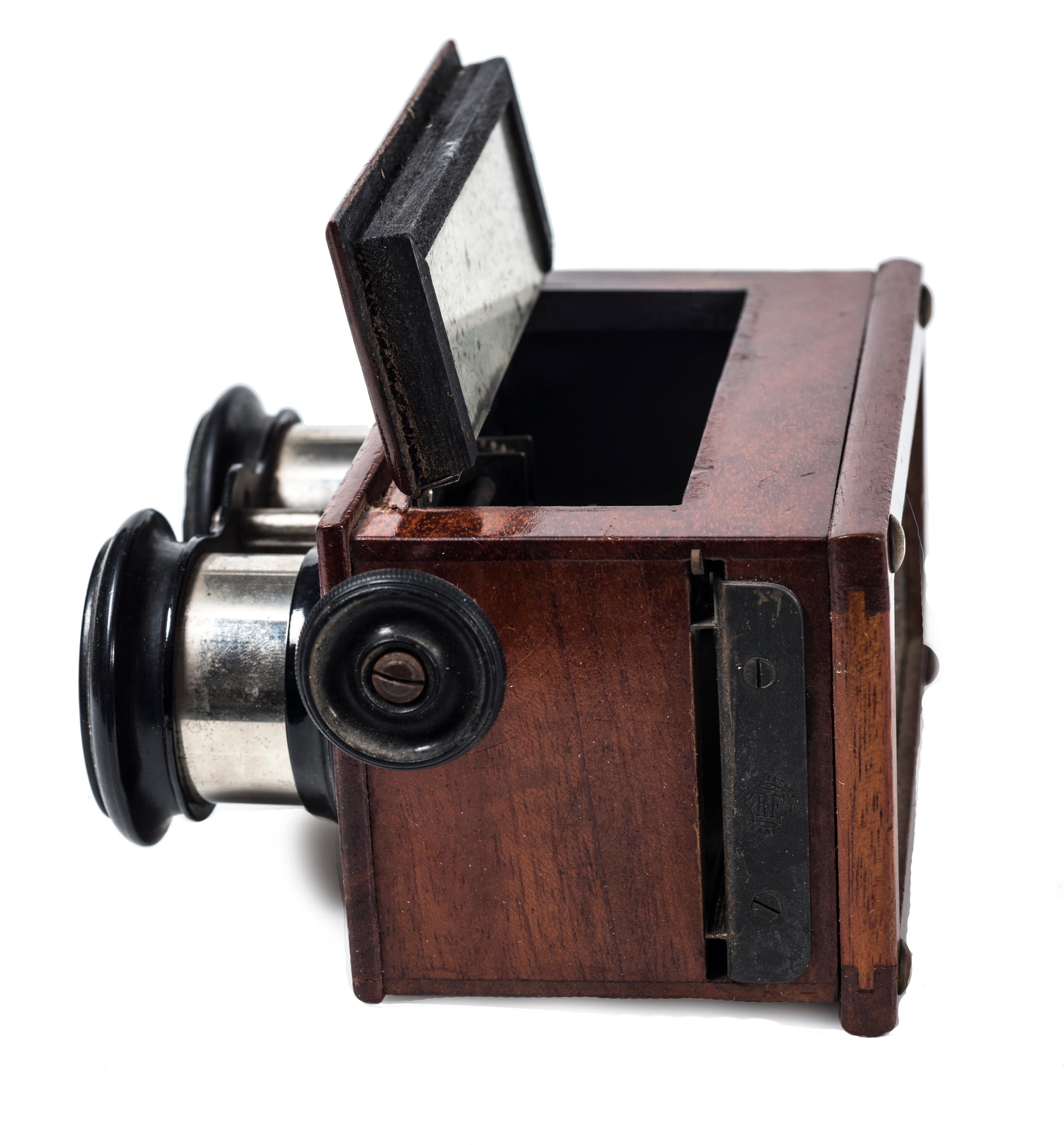 Vintage Stereoscope is an original decorative wood object realized in France by Vérascope factory during the 19th century.

Includes a metal label of the manufacturer brand. 

This very rare stereoscope was realized in mahogany wood. The
