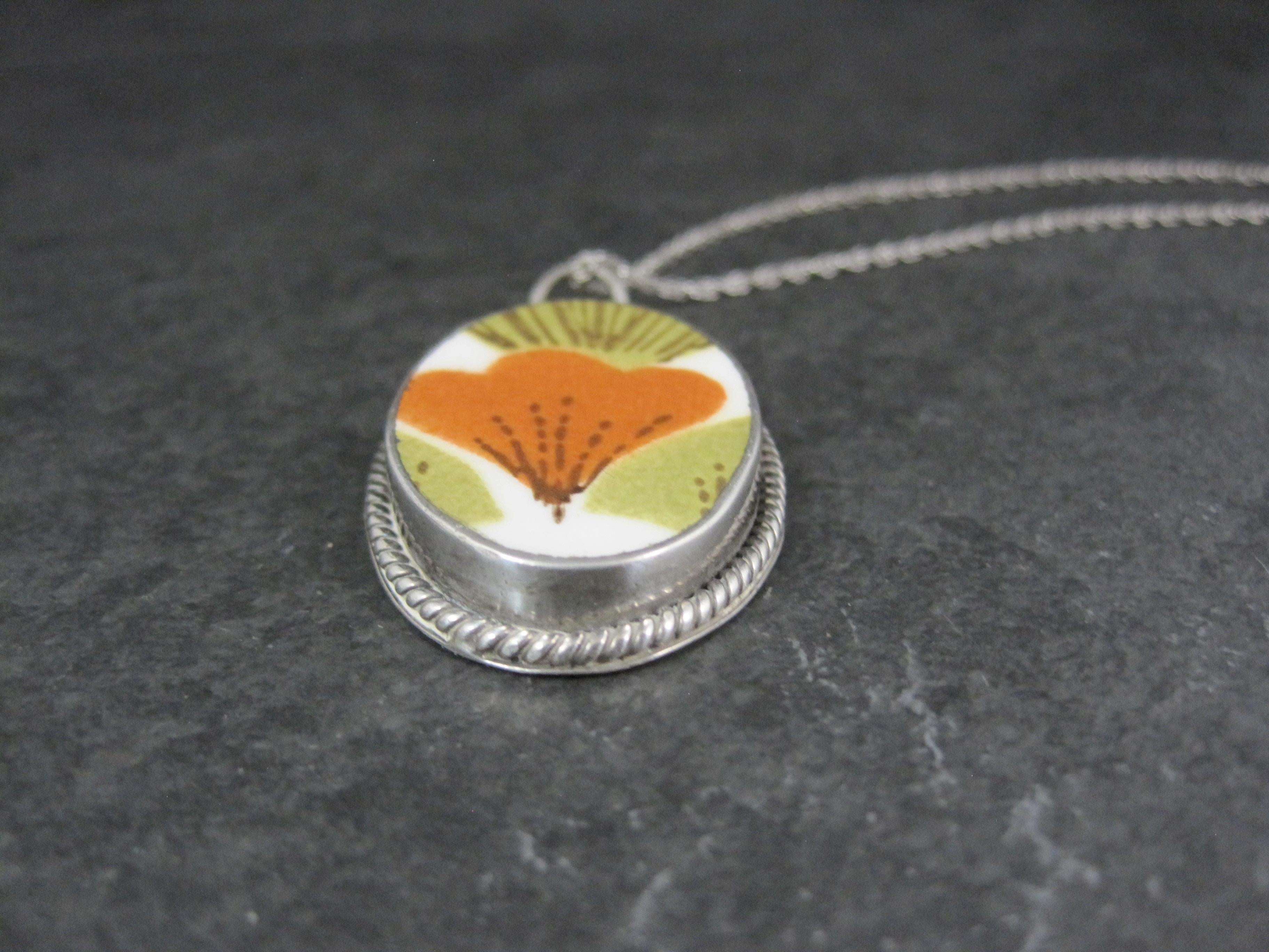 Collana con ciondolo in ceramica floreale vintage in argento degli anni '70 in vendita 5
