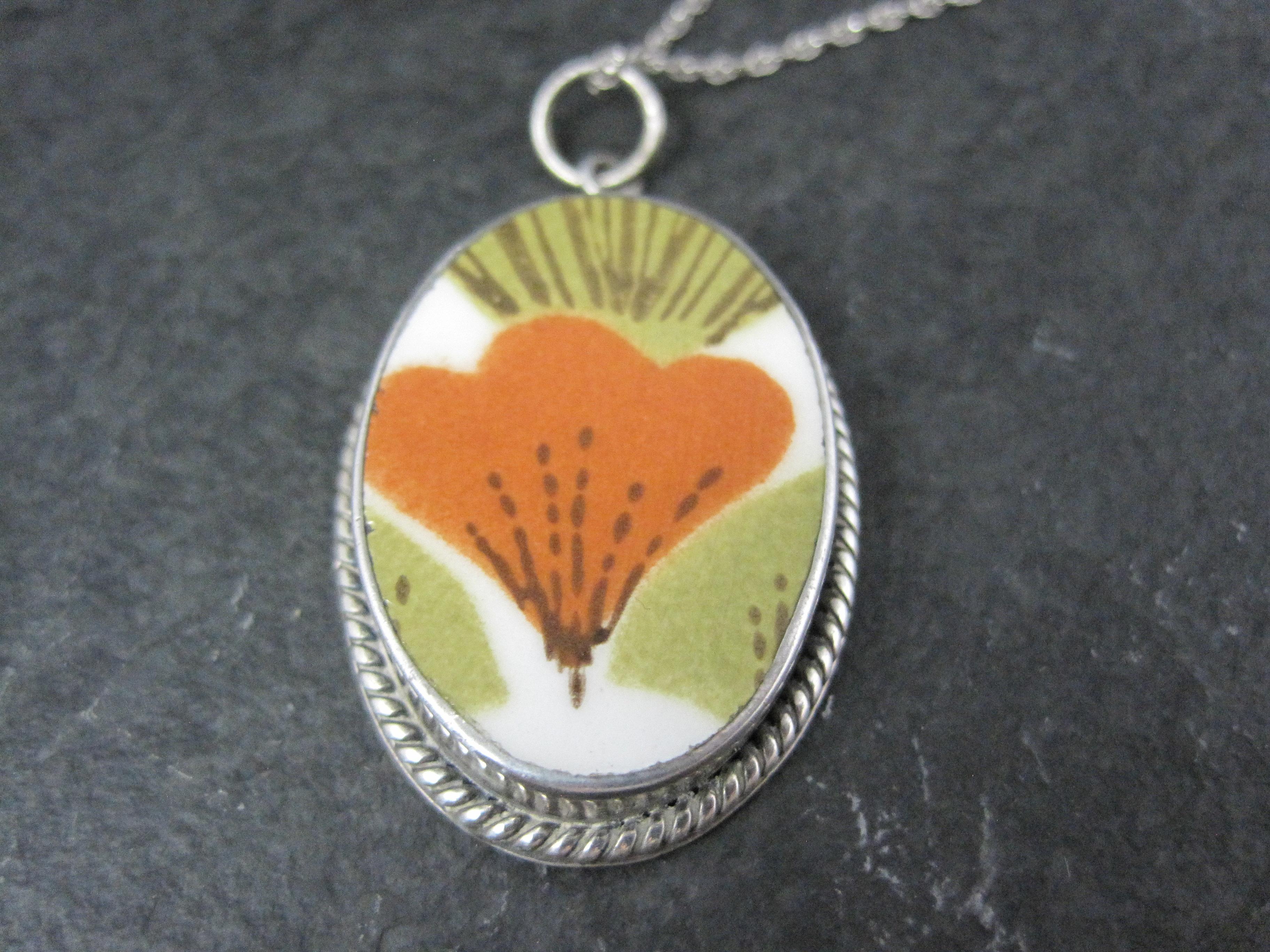Collana con ciondolo in ceramica floreale vintage in argento degli anni '70 in vendita 7