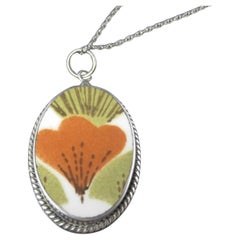 Collana con ciondolo in ceramica floreale vintage in argento degli anni '70