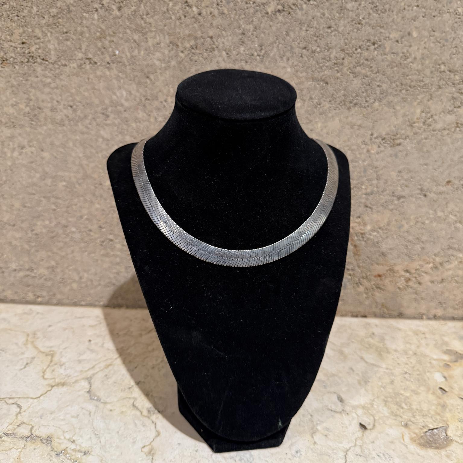 Per la tua considerazione, una collana decorativa d'epoca in argento 925.

Dimensioni: 24,25 completamente esteso x .5 L x .065 di spessore

Ti invitiamo a dare un'occhiata alle nostre inserzioni: abbiamo un'incredibile collezione curata di oggetti