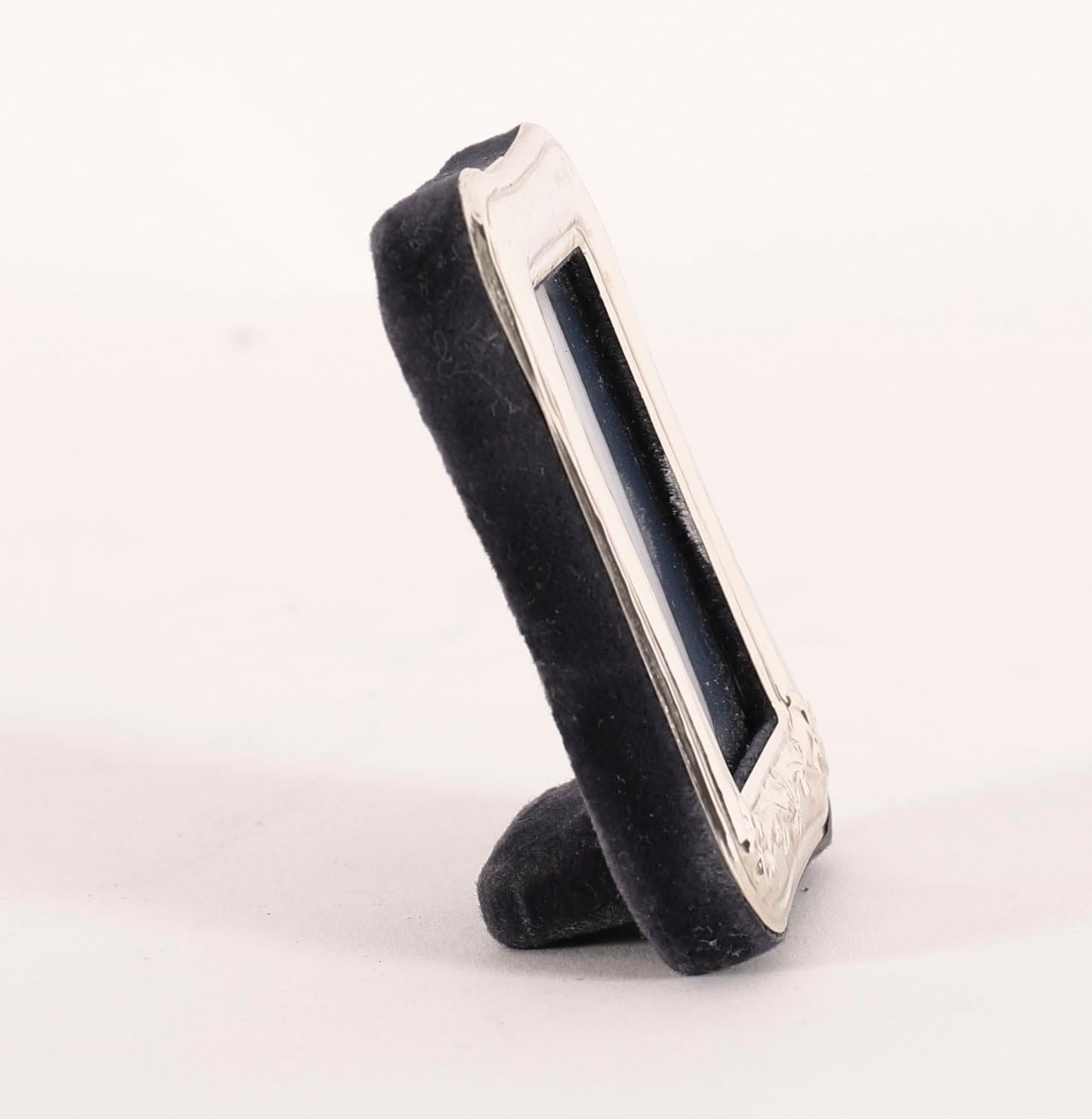 Un superbo portafoto decorativo in miniatura in argento sterling inglese con marchio 925.

Bellissima cornice rettangolare per ritratti decorata con decorazioni floreali e con il retro del cavalletto in velluto blu.

Un'eccellente idea regalo per