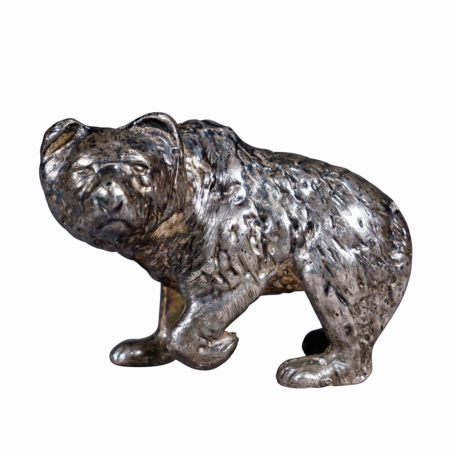 Fundición vintage de Sterling de un oso paseando
Artículo e7244
Preciosa escultura de un oso paseante fundida en plata de ley, Alemania 1ª mitad del siglo XX. 83,3 gr., 2,93 oz. Un pequeño y maravilloso objeto de exposición.

artfour es una empresa