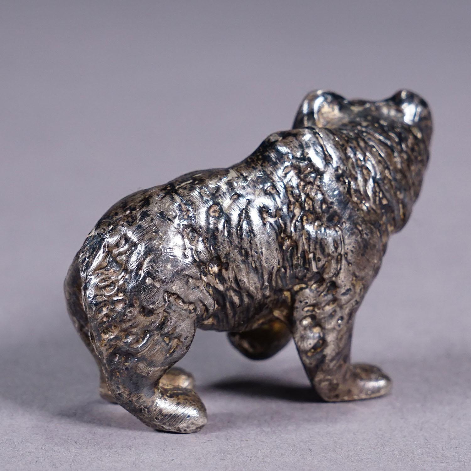 Fundición vintage de Sterling de un oso paseando Victoriano en venta