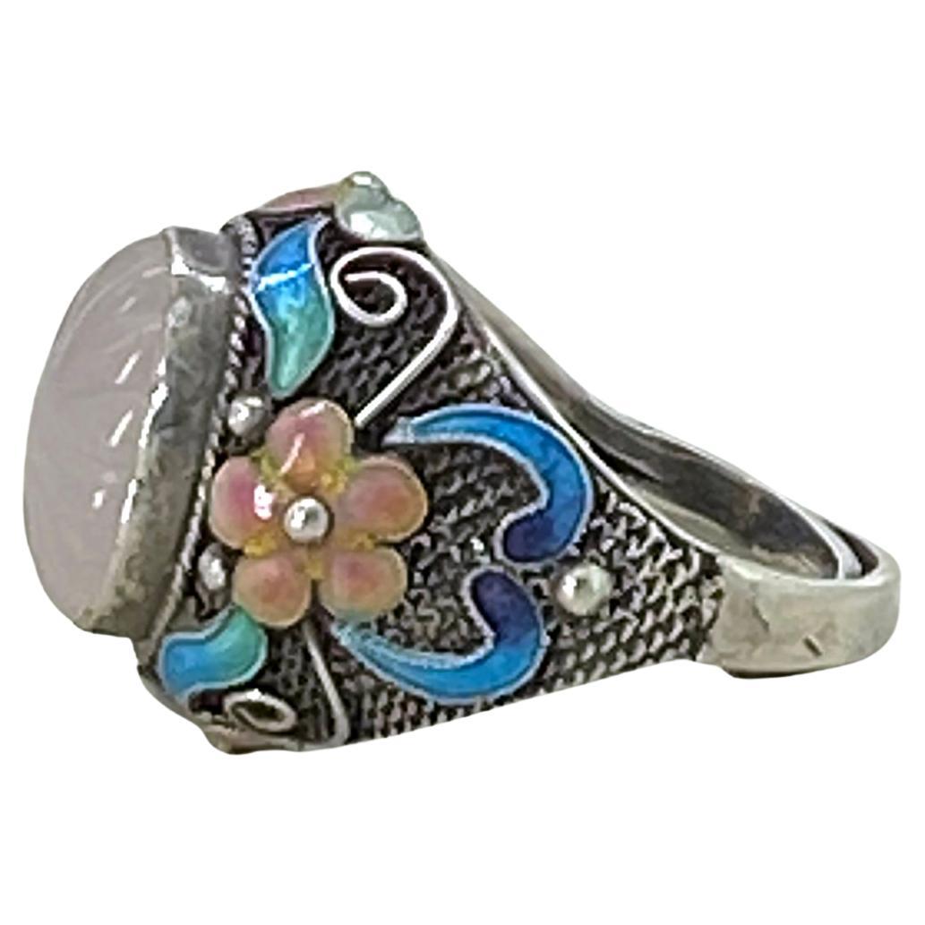 Dies ist ein Vintage rosa und blau Cloisonne Sterling Silber verstellbaren Ring mit einem geschnitzten Rosenquarz oval geformten Cabochon aus den späten 1970er Jahren. Der Stil erinnert an die Frisur der weiblichen Charaktere der