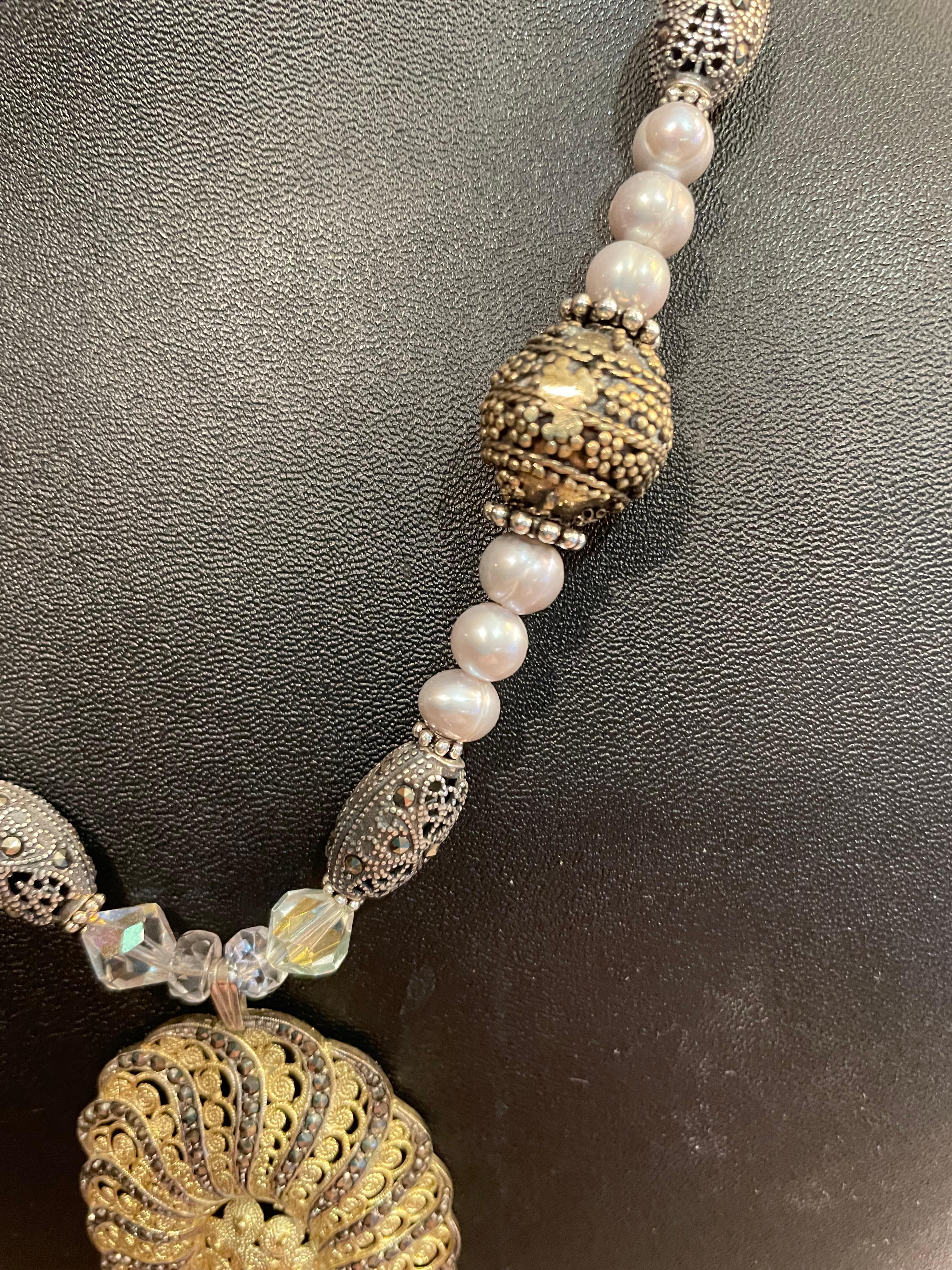 Pendentif déco vintage, perles grises, unique en son genre, fait à la main  Bon état - En vente à Pittsburgh, PA