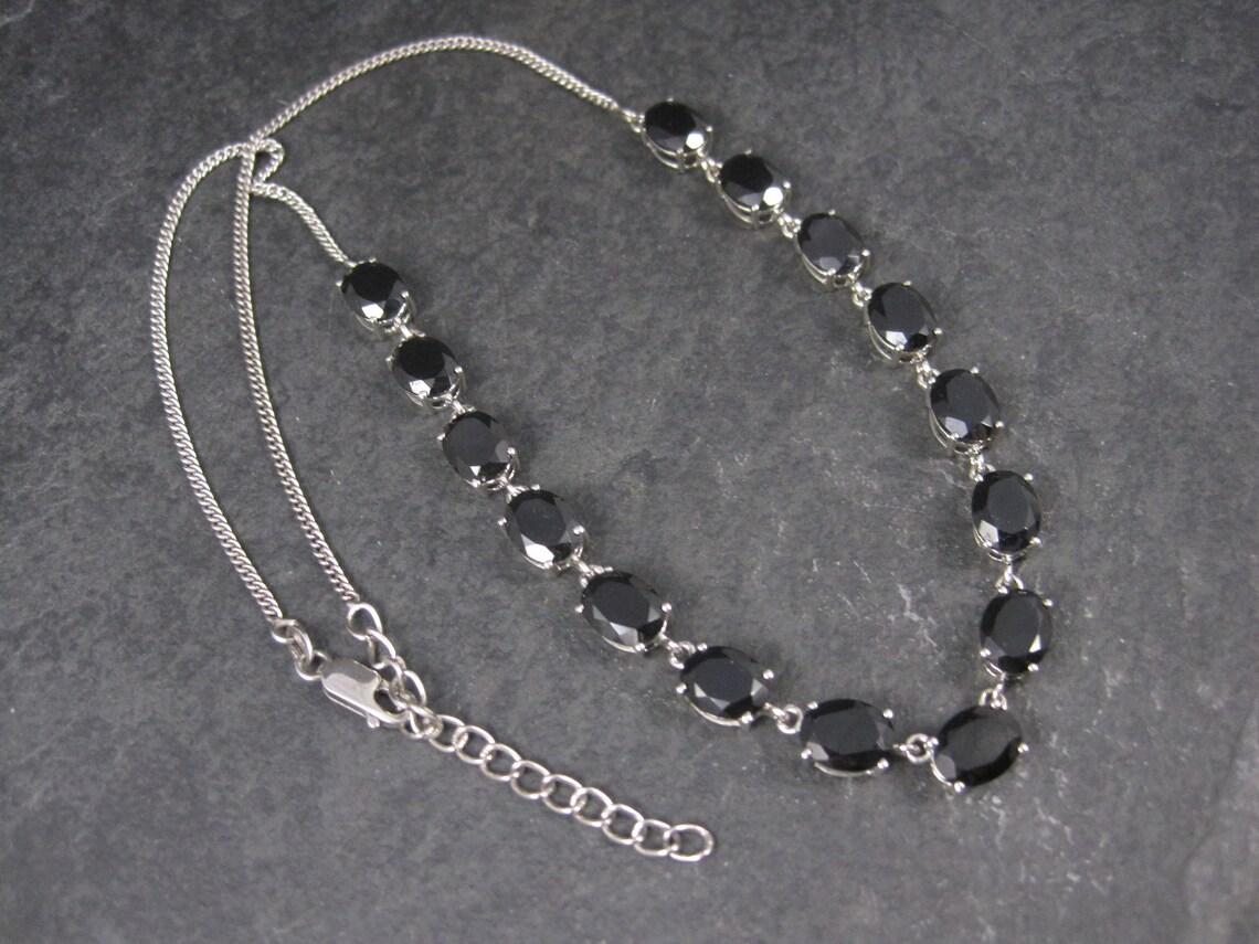 Questa splendida collana vintage è in argento sterling.
Presenta 15 pietre di onice sfaccettate da 7x9 mm.

Questa collana è regolabile da 18 a 20 pollici.

Marchi: Sam, 925, India
Peso: 17 grammi

Condizioni: Eccellente