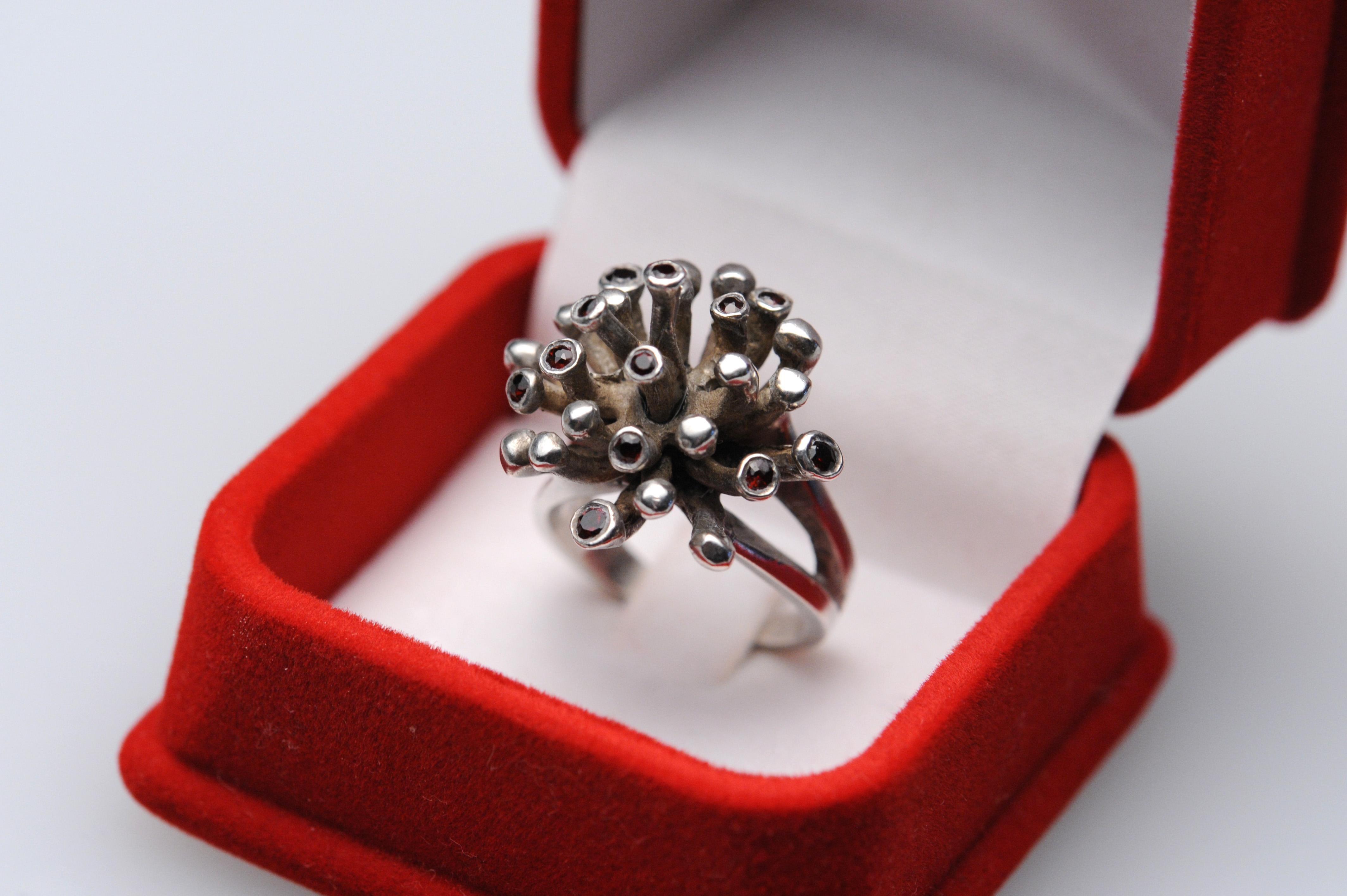 Vintage Sterling Garnett Modernist Starburst Ring by Opus, 1970s In Good Condition In Washington, DC