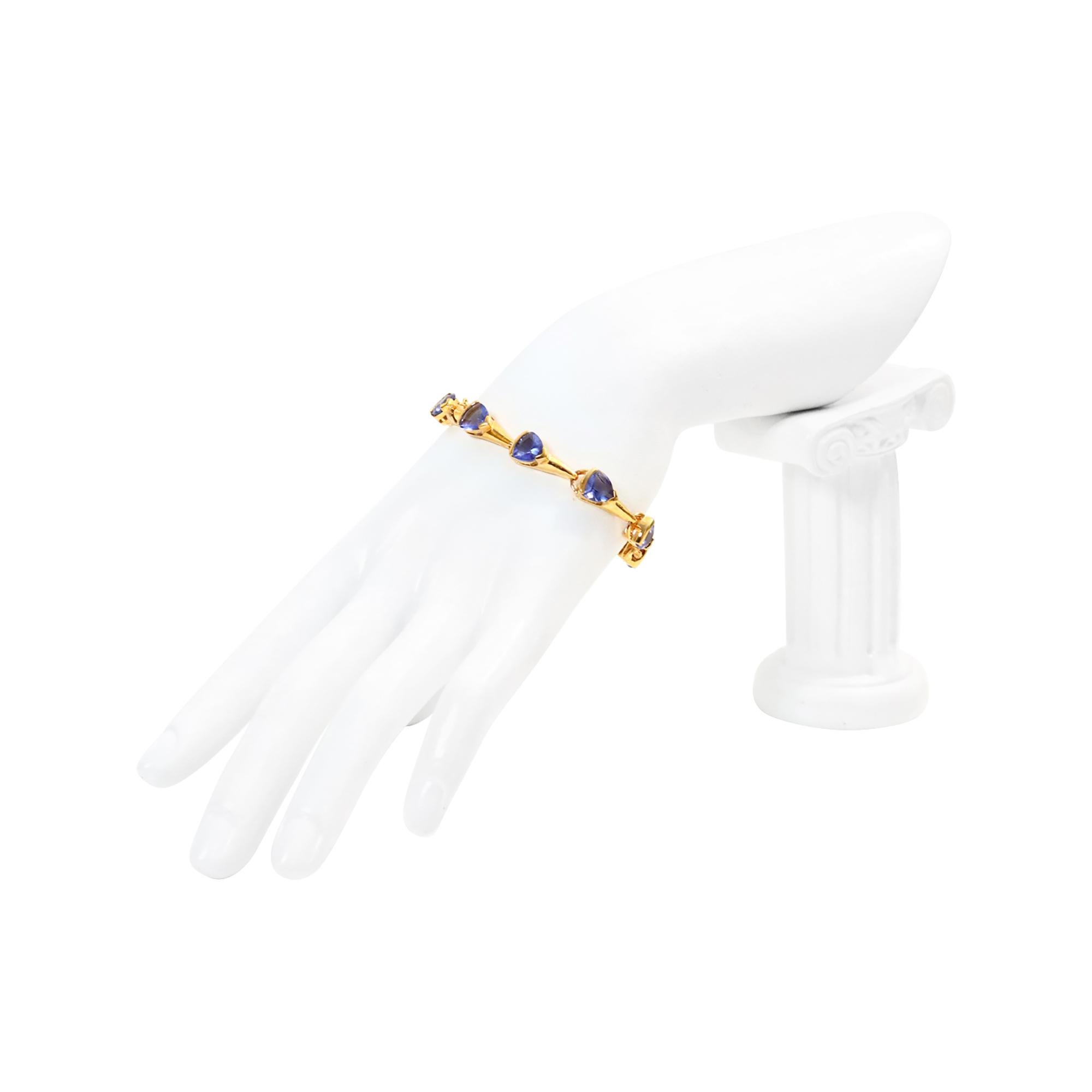 Vintage Sterling Gold Tone Link Bracelet with Blue Diamante Stones Circa 1990. J'ai également les boucles d'oreilles pendantes assorties, qui seront listées sur le site. Lorsque j'ai acheté ce produit à un revendeur, je n'ai pas réalisé, avant de