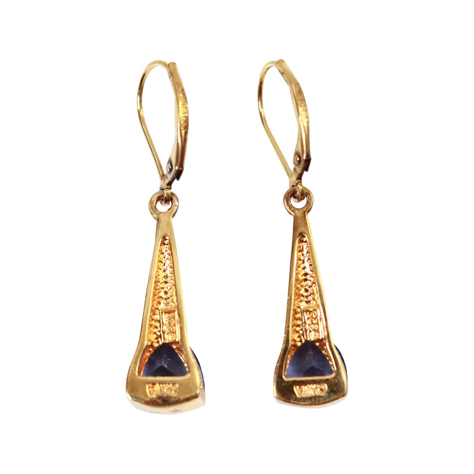 Vintage  Pendiente con gota de diamante azul en tono dorado Circa 1990's en venta 1