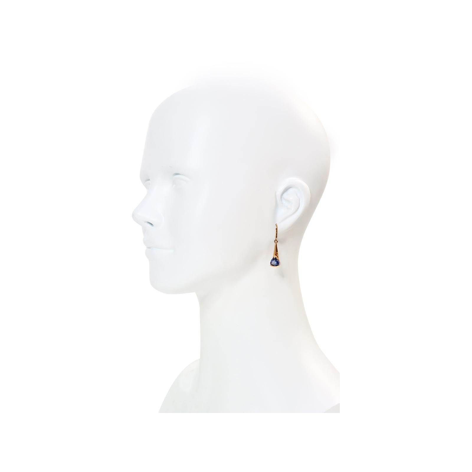 Vintage  Pendiente con gota de diamante azul en tono dorado Circa 1990's en Bueno estado para la venta en New York, NY