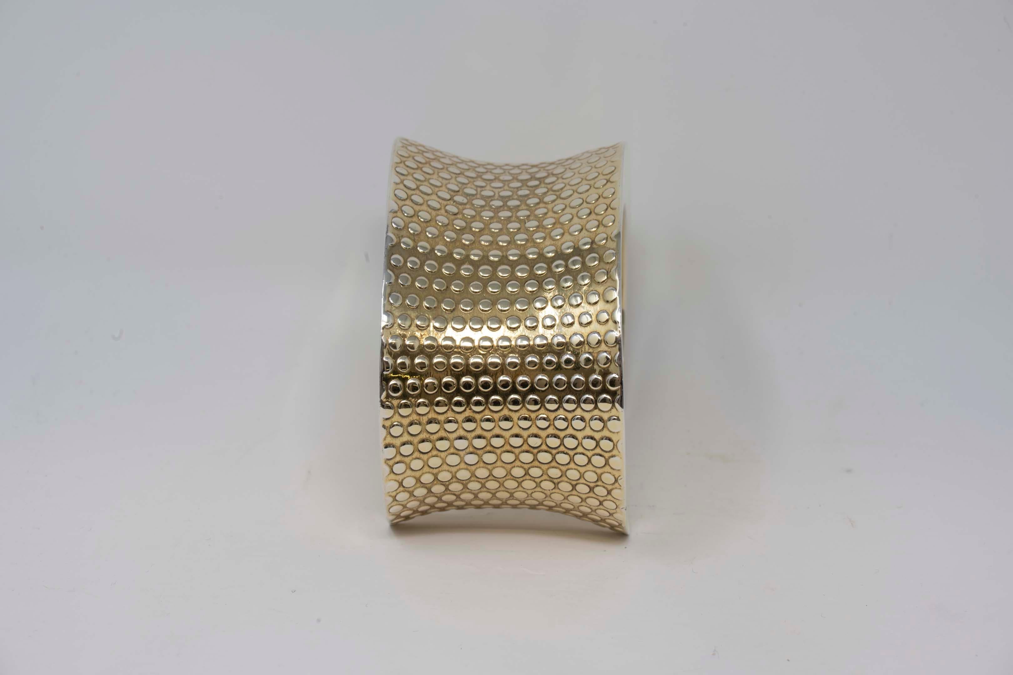 Bracciale in argento e vermeil firmato A.F. design e in argento 925. Il bracciale è molto grande e imponente. Il marchio è impresso all'interno. L'articolo misura 1,5 pollici di larghezza e si adatta a un polso di 6,5 pollici.
