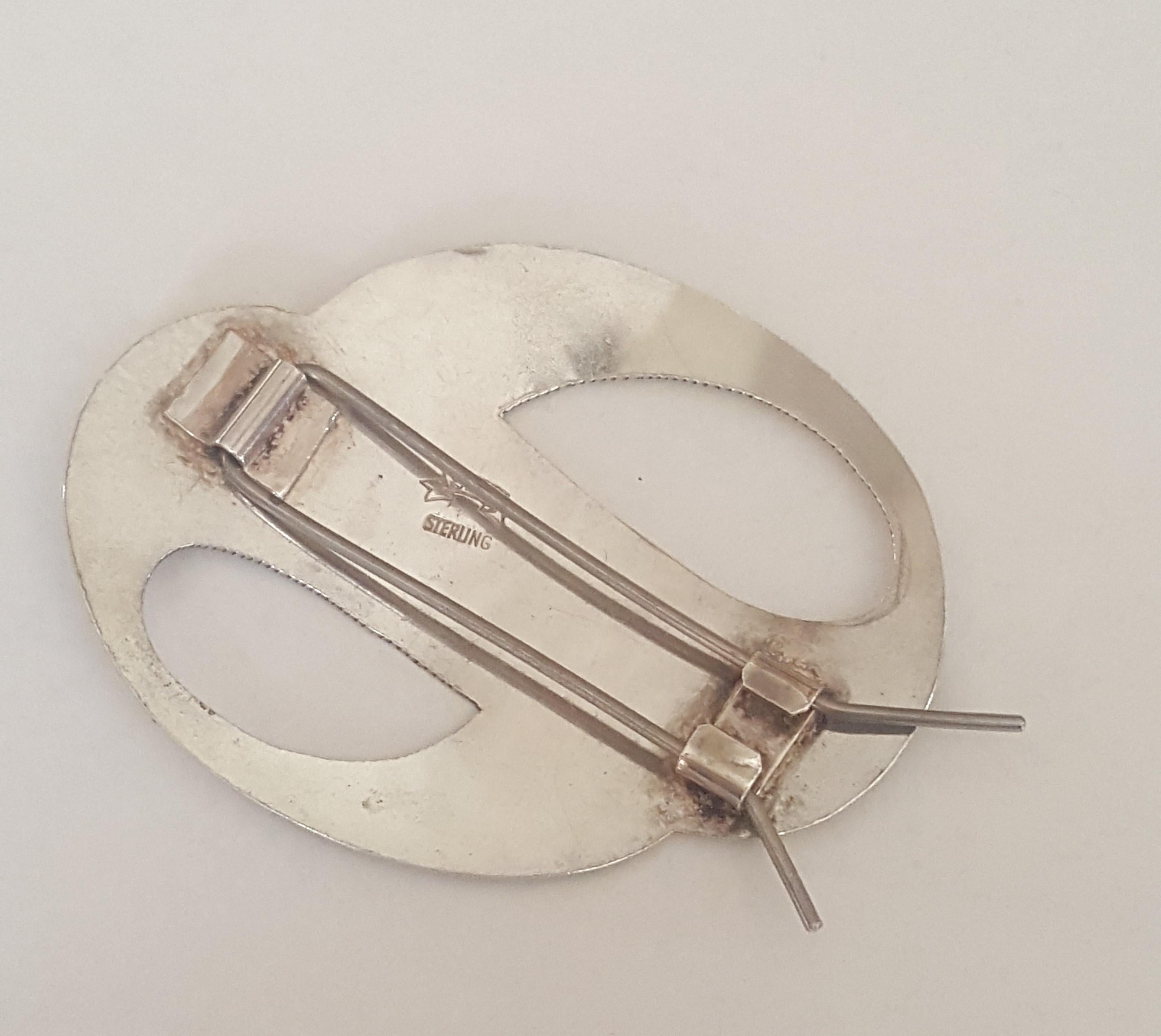 Vintage Sterling Hair Barrette, Beautifully Hand Engraved Western Design, 25.2 Grams, 3 in X 2.25 in, Stamped: Sterling SSS, Very Good Condition.

This barrette makes a nice addition to a collection or for a beautiful hair accessory.

Please let us